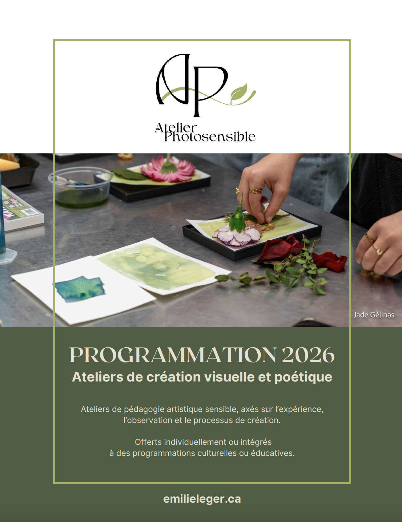 Une affiche promotionnelle pour des ateliers de création visuelle et poétique en 2026, organisés par Atelier Photosensible, présentant une photo d'une personne manipulant des fleurs et des peintures sur du papier.