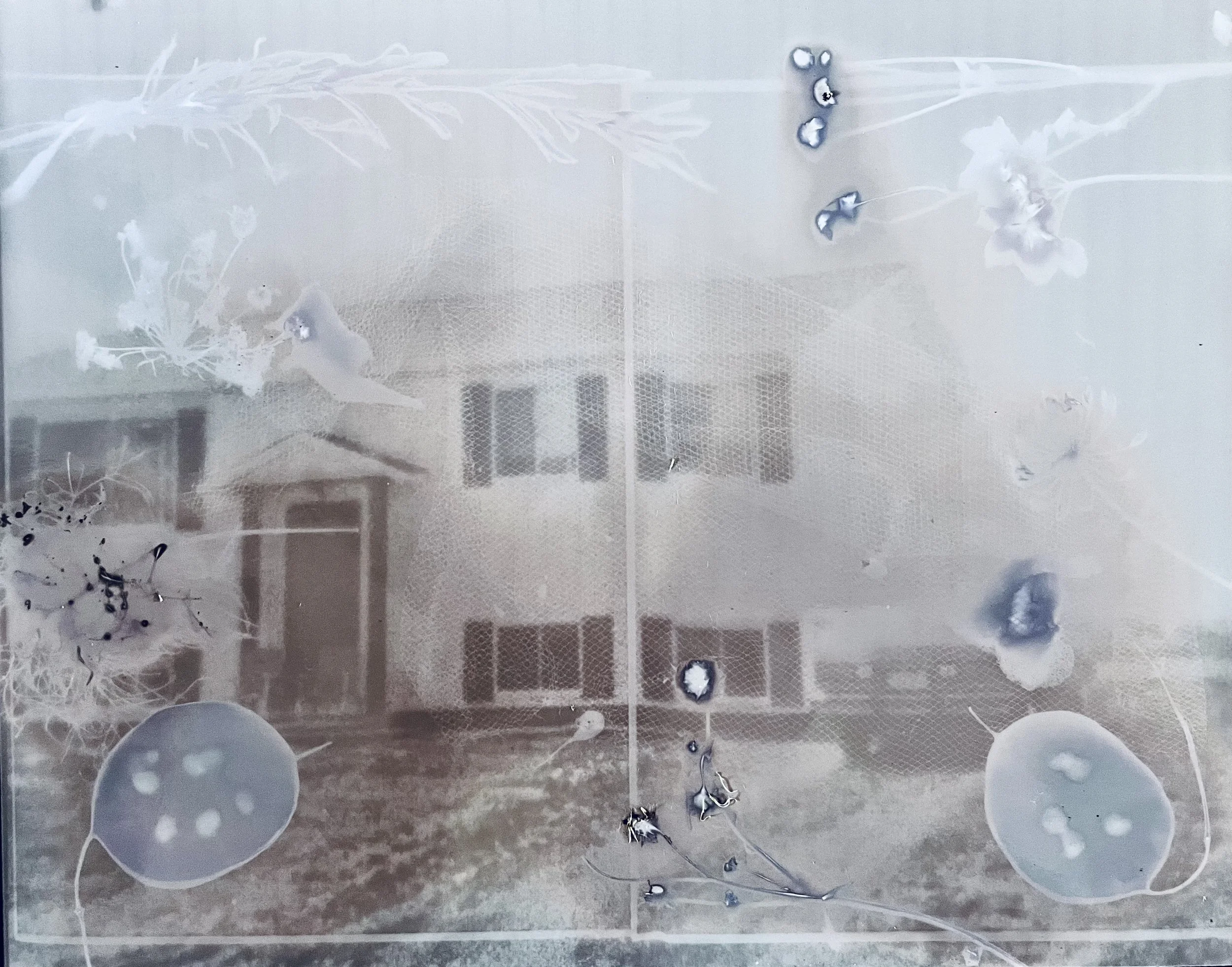 Image inversée d'une maison avec des taches colorées et des formes diverses sur une surface en verre ou en plastique