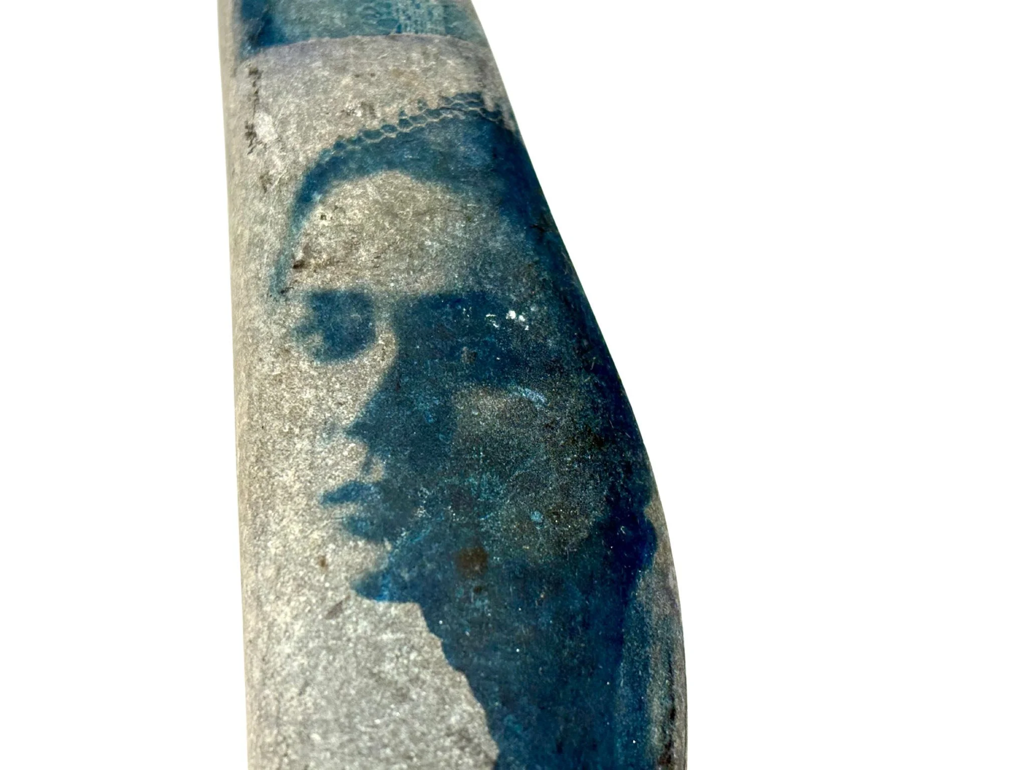 Graffiti d'une silhouette de profil d'une femme portant des lunettes, peinte en bleu sur un mur gris.