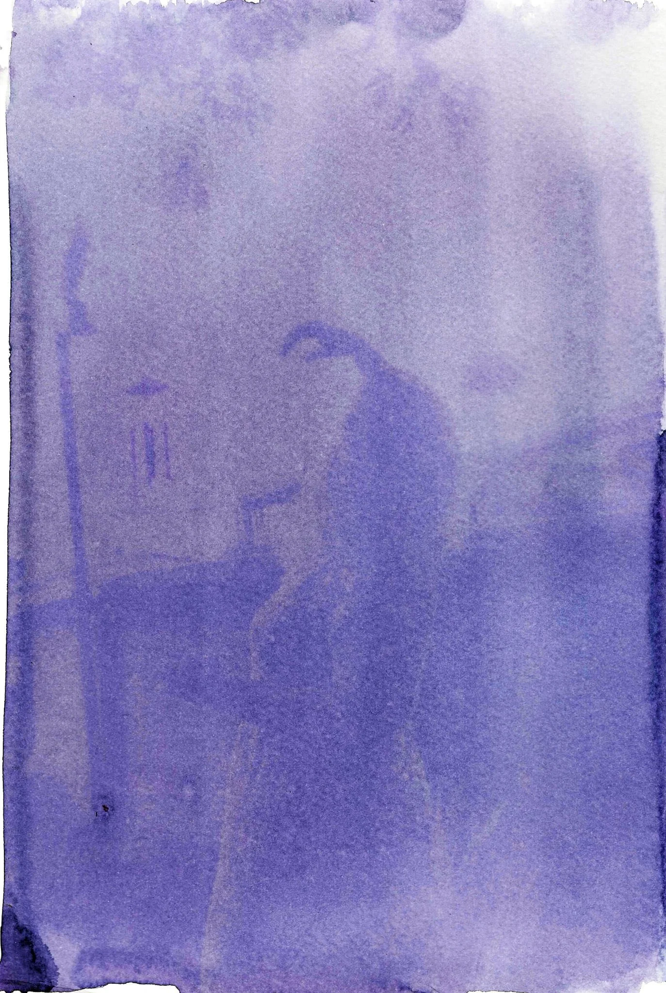 Reflet d'une personne avec un téléphone portable dans un miroir, la photo est floue et a un ton violet.