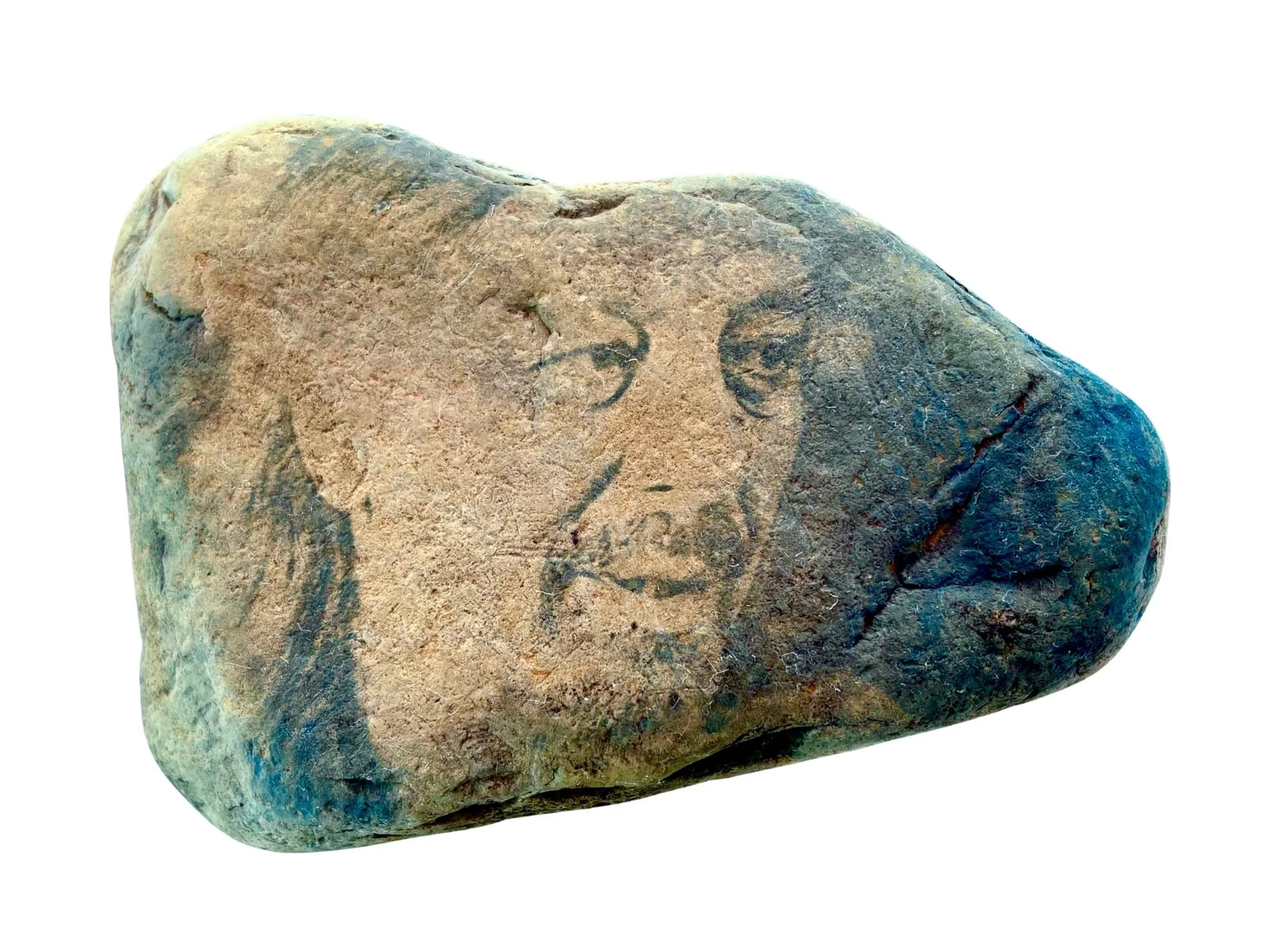 Pierre avec dessin de visage à l'encre ou à la gravure