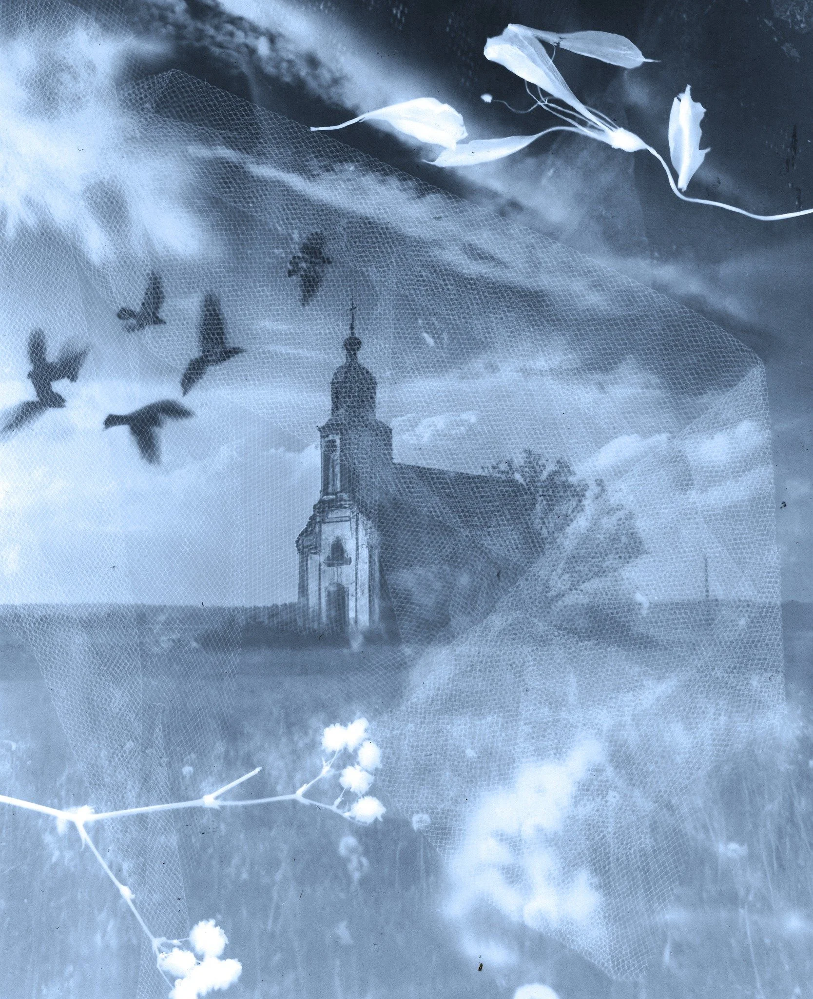 Une image en style négatif montrant une église avec un clocher, un ciel nuageux, des oiseaux en vol, des feuilles flottantes et des fleurs en premier plan.