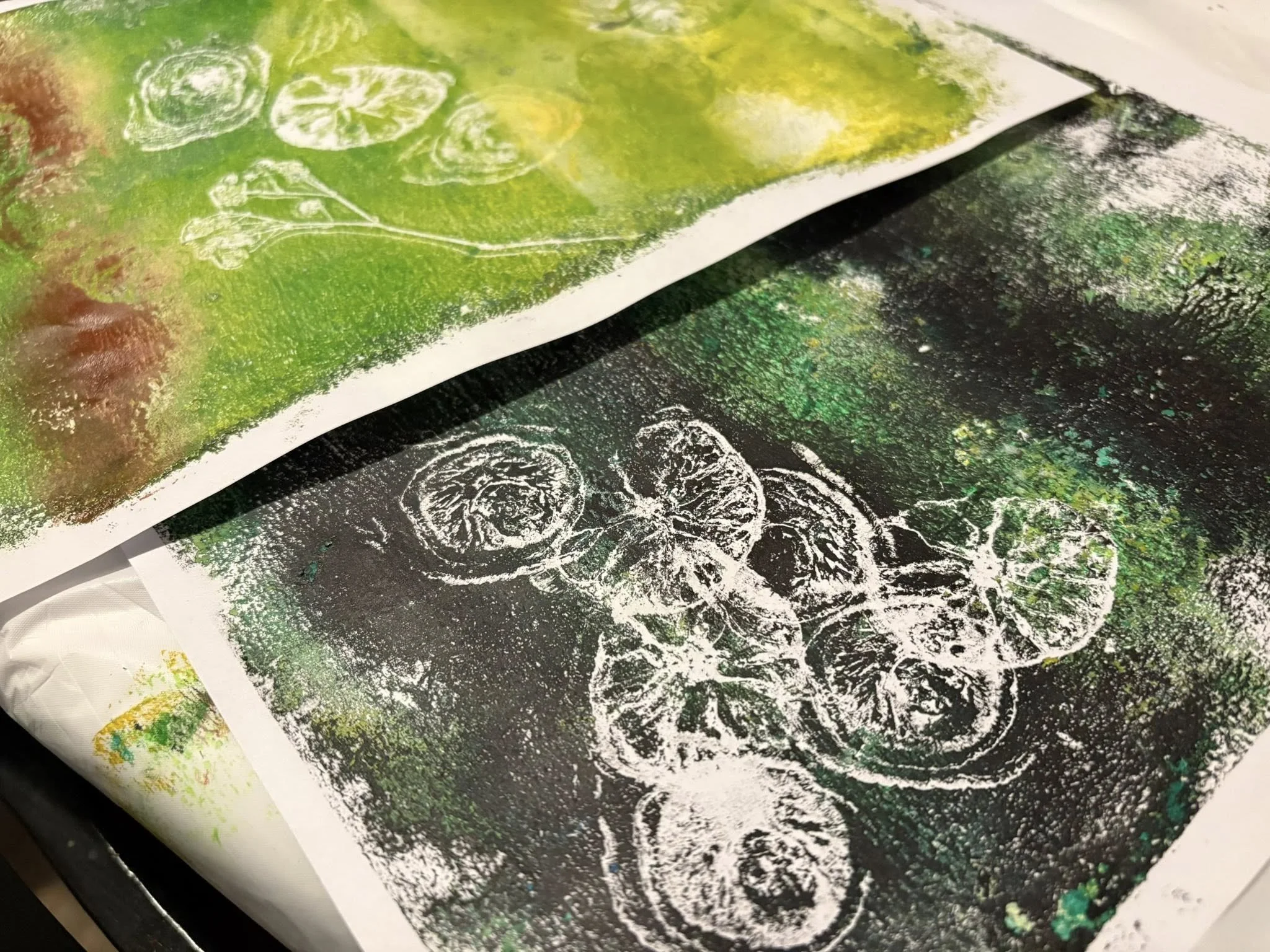 Deux œuvres d'art de style graffiti représentant des citrons, l'une en couleur avec un fond vert et l'autre en noir et blanc, avec des textures de peinture écaillée et éclaboussures.