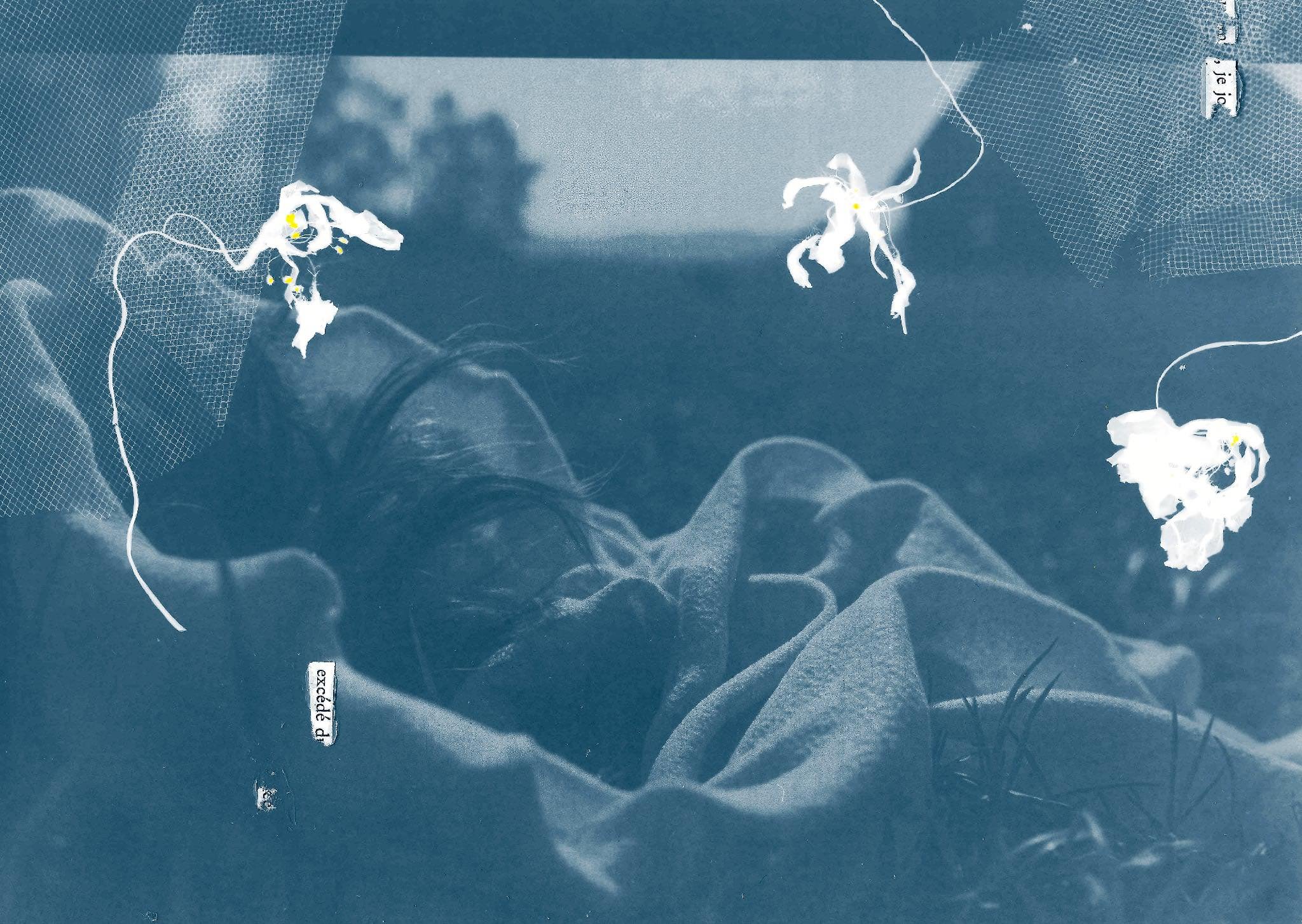 Une personne portant un vêtement grisâtre, semble dormir ou se reposer dans un lit, entourée de motifs ou illustrations blanches et jaunes, avec un décor vague en arrière-plan.