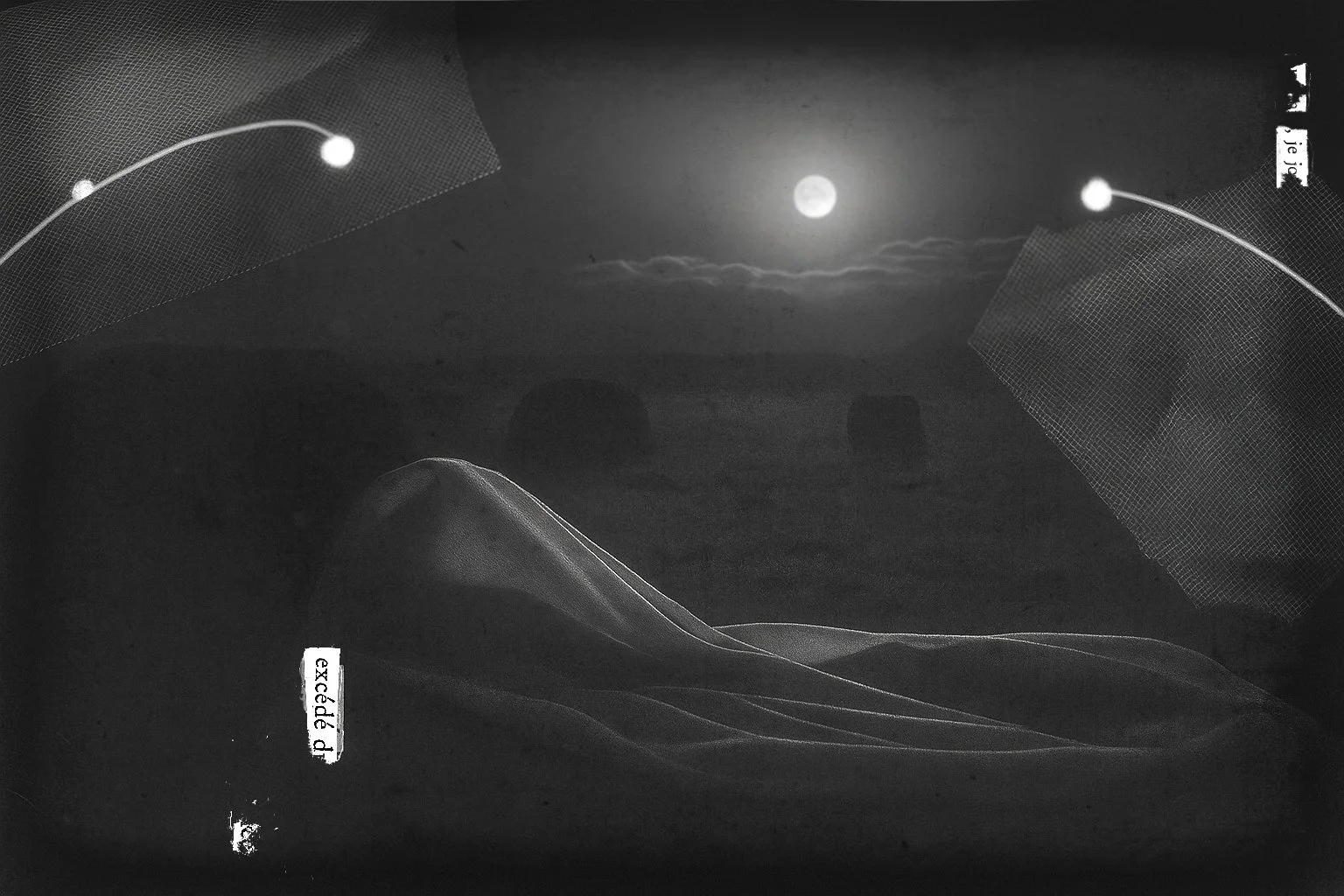 Une scène nocturne mystérieuse avec la lune pleine dans le ciel, des formes de montagnes ou dunes en premier plan, et des éléments géométriques suspendus, avec des morceaux de texte en français, dont 'excédé d'.