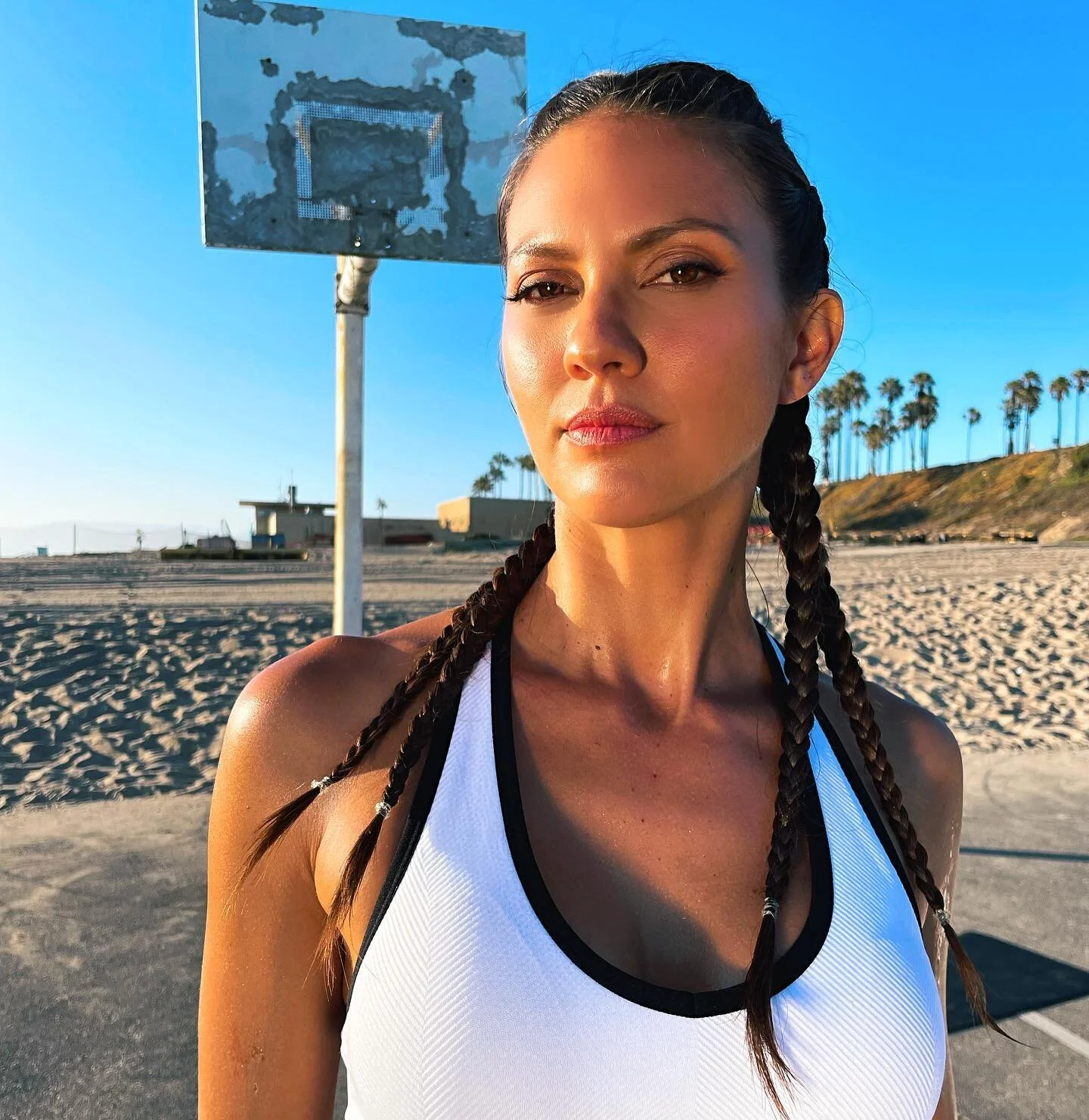 Lil bts from my shoot with @skechers with @megancari.
@joshryanphotos @stephmurone.
Makeup &amp; Hair by me using;
@ritueldefille primer.
@dermalogica spf moisturizer 
@vieenrosebeauty rose mist.
@iliabeauty foundation.
Eyes:
@viseart shadows.
@marcb