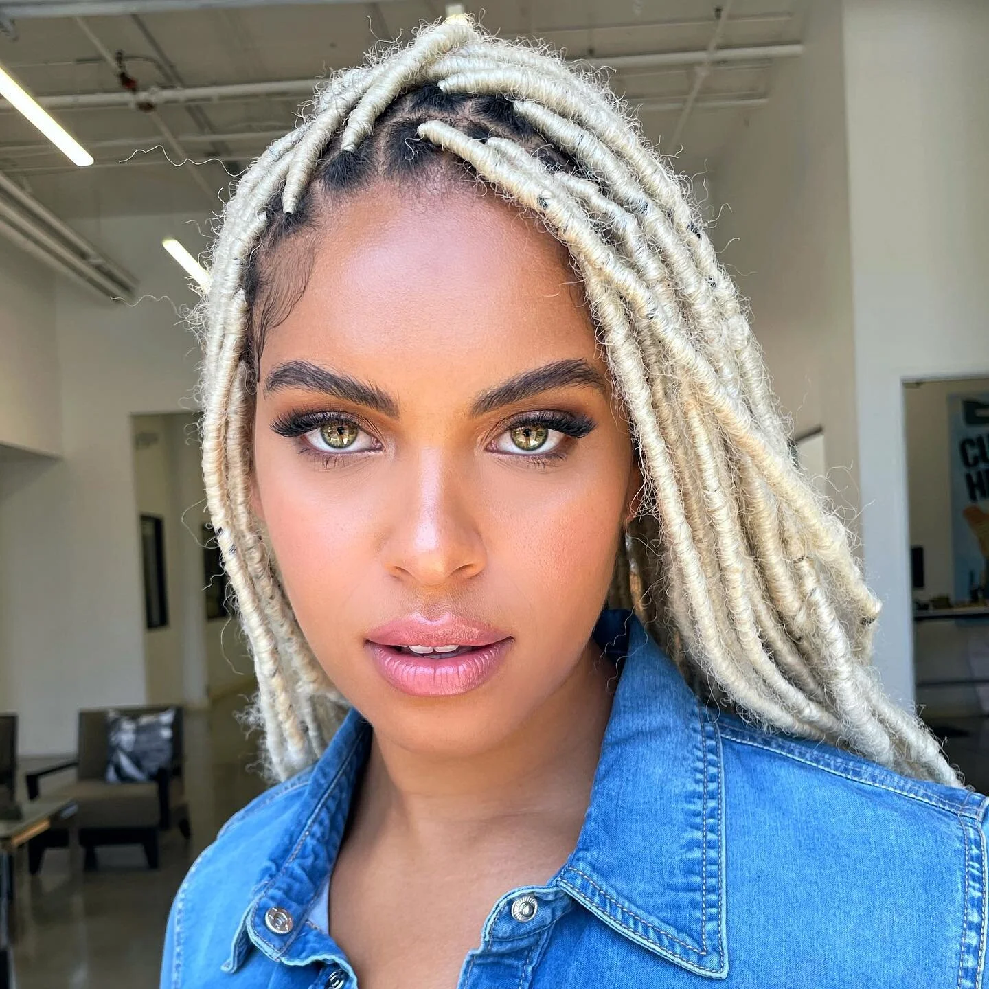 This face ✨ bts of @djmillie  @guess.
Foundation @armanibeauty.
Concealer @kosas revealer concealer.
Brows @kosas brow pop, air brow.
Eyes @anastasiabeverlyhills in metallic pearl, peachy copper &amp; pastel peach.
Liner @tarte liquid liner in black.
