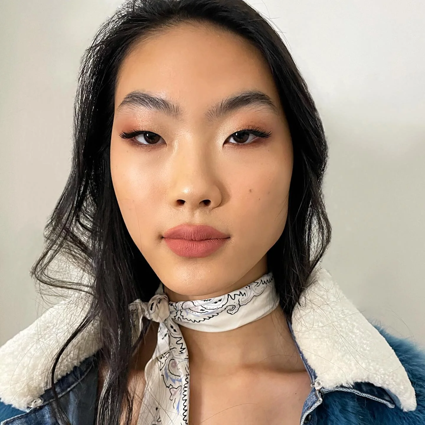 ✨ @guess || makeup by me.
Using;
Skincare: @janmariniskinresearch 
Foundation: @makeupforever HD 
Eyes: @tartecosmetics tartelette toasted eyeshadow palette.
Eyeliner: @tartecosmetics maneater liquid liner w/ surfer curl bronze eye liner pencil.
Chee