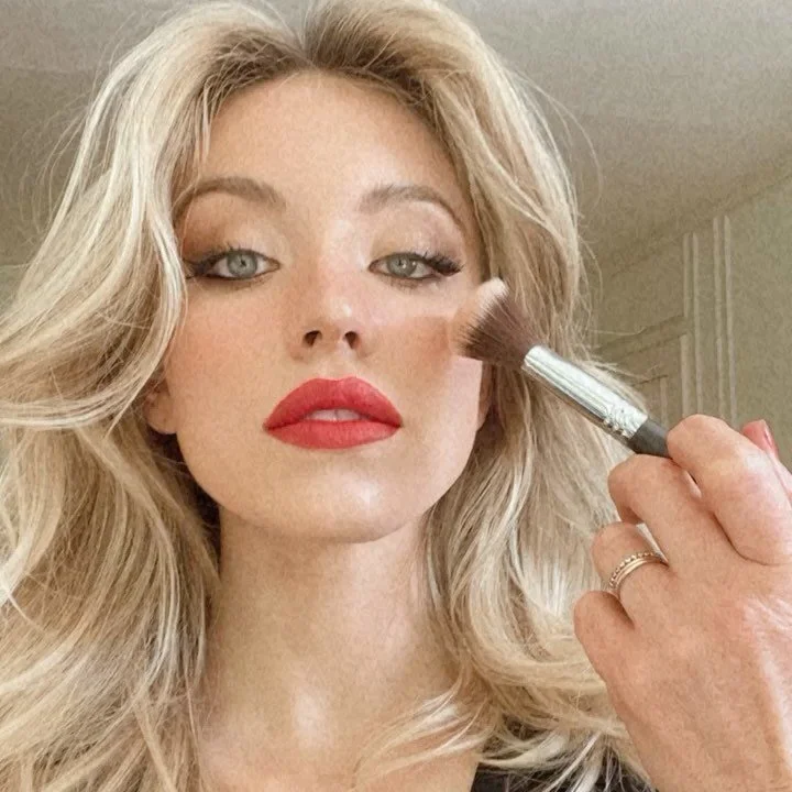 Can&rsquo;t stop posting this perfect face ❤️ @sydney_sweeney 
Makeup by me using ; 
CBD facial mist @vieenrosebeauty &ldquo;Cbd rose mist&rdquo;
Skin @janmarini
Foundation @kohgendo &ldquo;Maifanshi moisturize foundation&rdquo;
Concealer @kevynaucoi