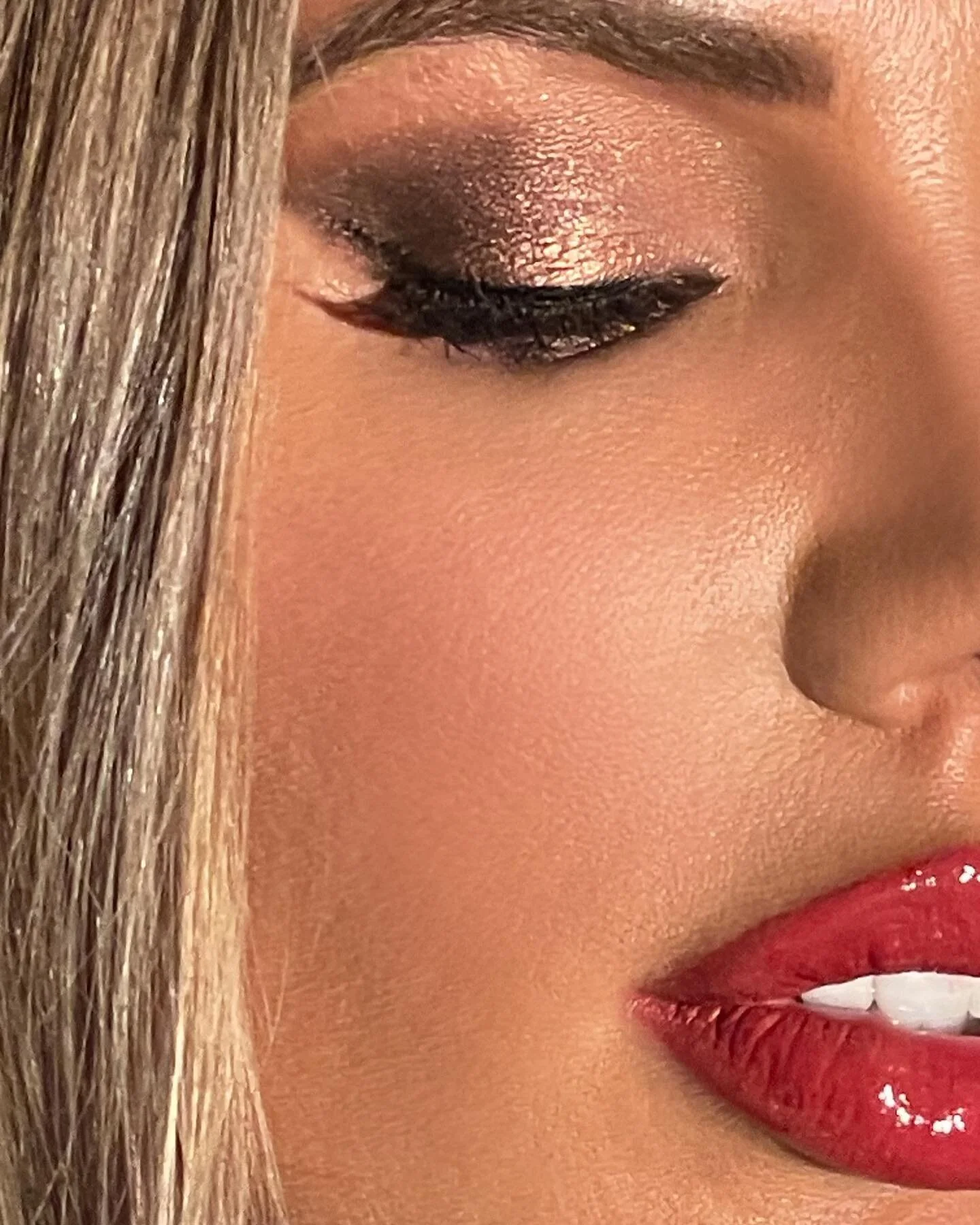 Details.... lil bts shot 💋💄 @kosas wet lip oil is 🙌🏼 , @ritueldefille eye soot in monoceros