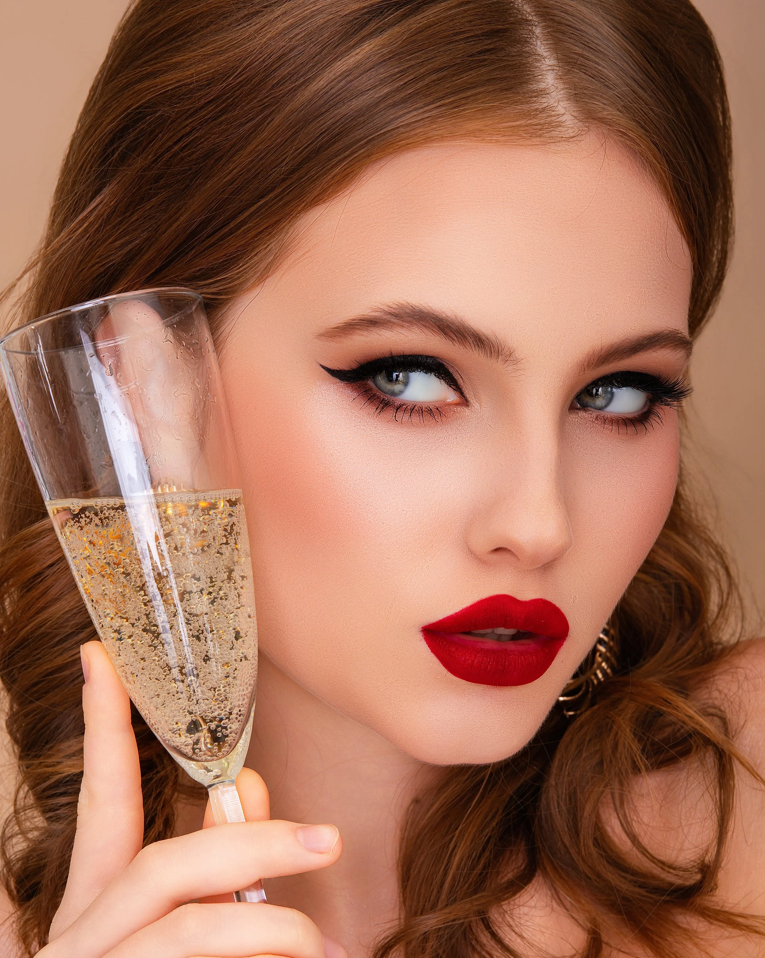 Nika champagne 1.jpg