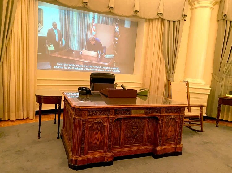 JFK-Library-and-Museum-(44)_resolute-desk.jpg