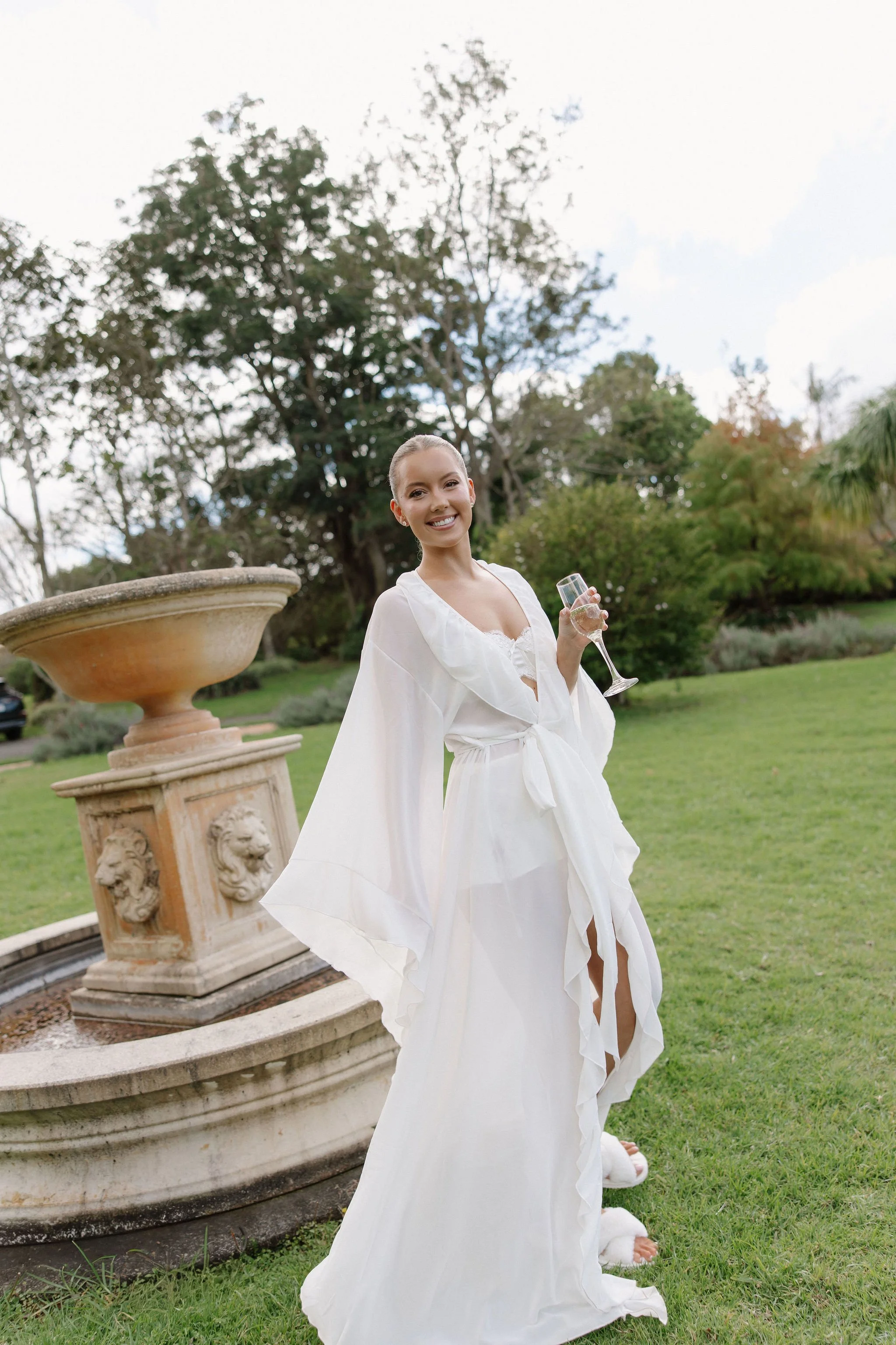 AEW_AbbieandBrodie_WeddingPreviews-11.jpg