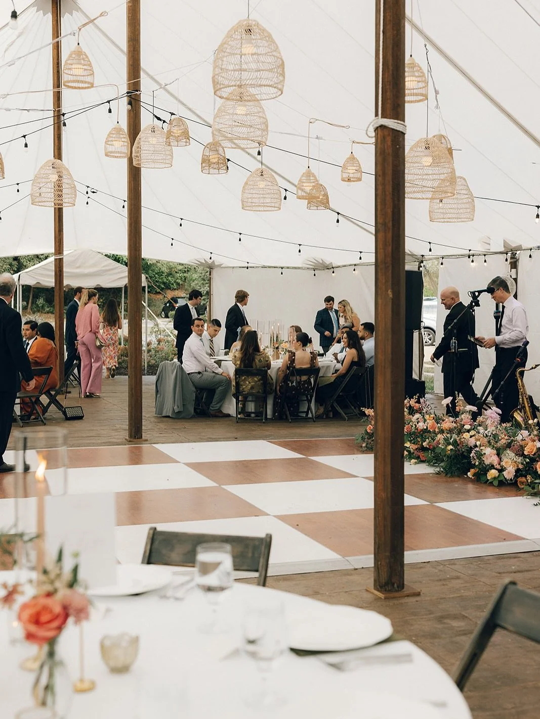 A moment for the tent and design from Saturday👌🏼 

Photographer @elyselanephotography 
Venue @eastwood_weddings 
Planner @homegrown.happenings 
Florist @foxtailcottagefloral 
Band @thebluetips 
Hair @hadleyshairarts 
Makeup @elizabethwilsonmakeup 
