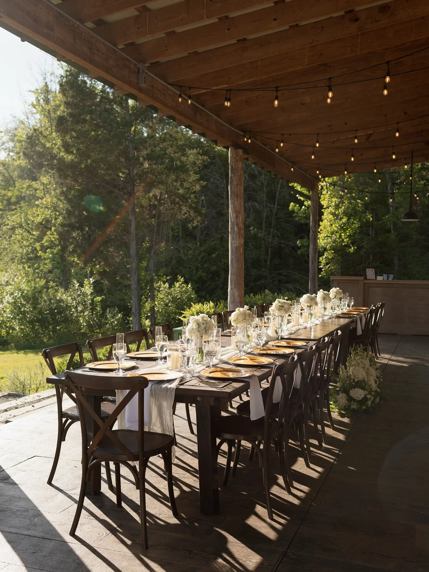 It&rsquo;s always a good wedding day when we are at the greenhouse ✨

@avonleafarms 
@elguaporva 
@gretchenparkerphoto 
@linedbyjasmine 
@summiteventsco 
@partyperfect804 
@long.long.weekend