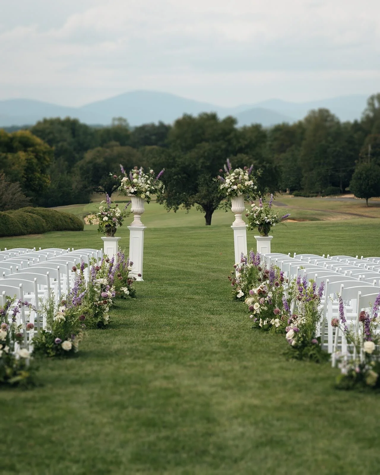 Is it too early to think about wedding season? Because we need more of this please ✨

Photo @elyselanephotography 
Venue @farmingtoncountryclub 
Florals @bloomcharlottesville 
Hair and makeup @radiantreflection_ 
DJ @level.up.ent @djstandout 
Rentals