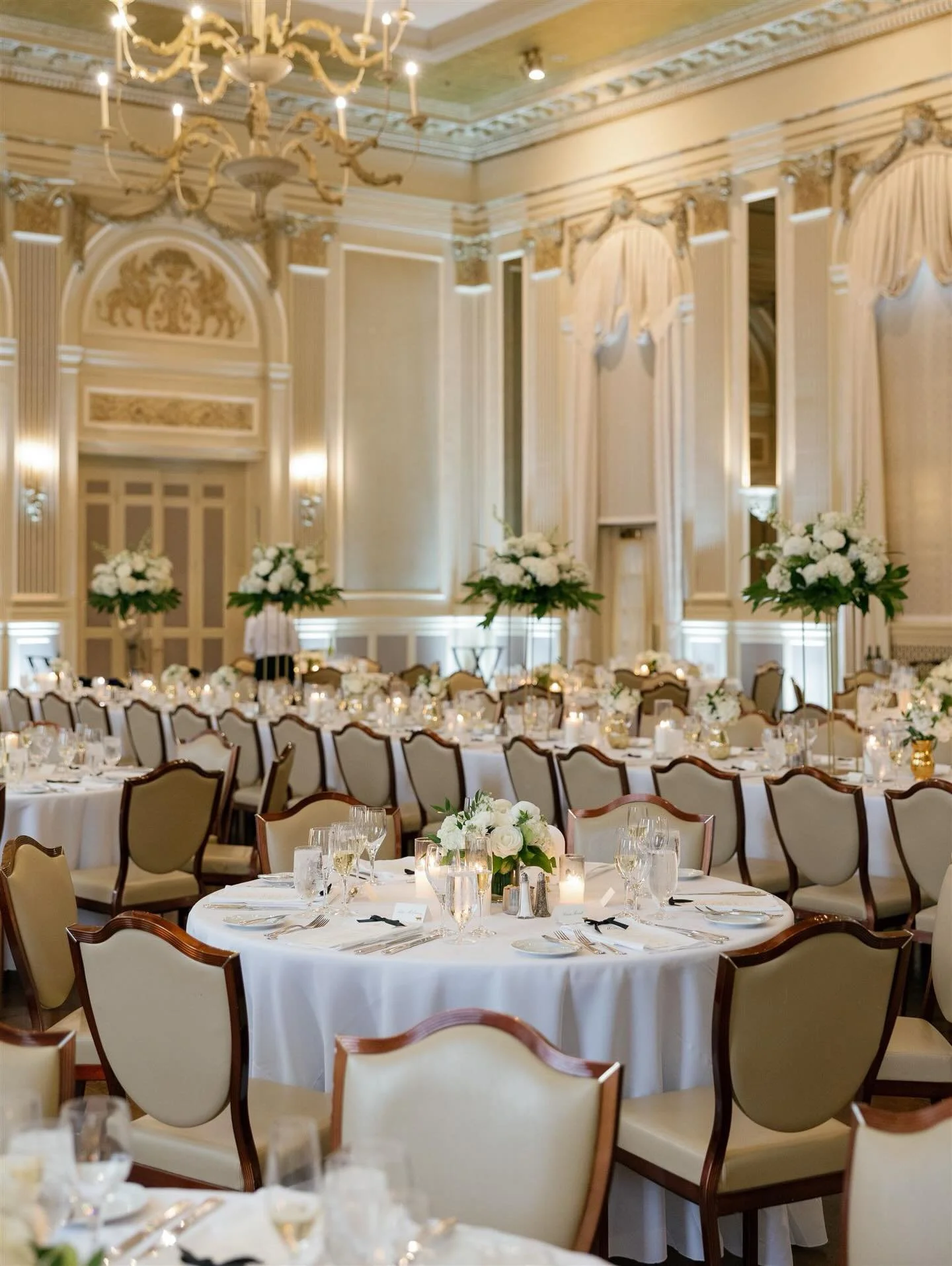 Things we saw last year that we&rsquo;d love to see again: Espresso martinis, checkered dance floors, vintage style cakes, minimal elegance, bows, reception dresses and always a favorite&hellip;personal details ✨

@commonwealthclubweddings 
@ashleyea