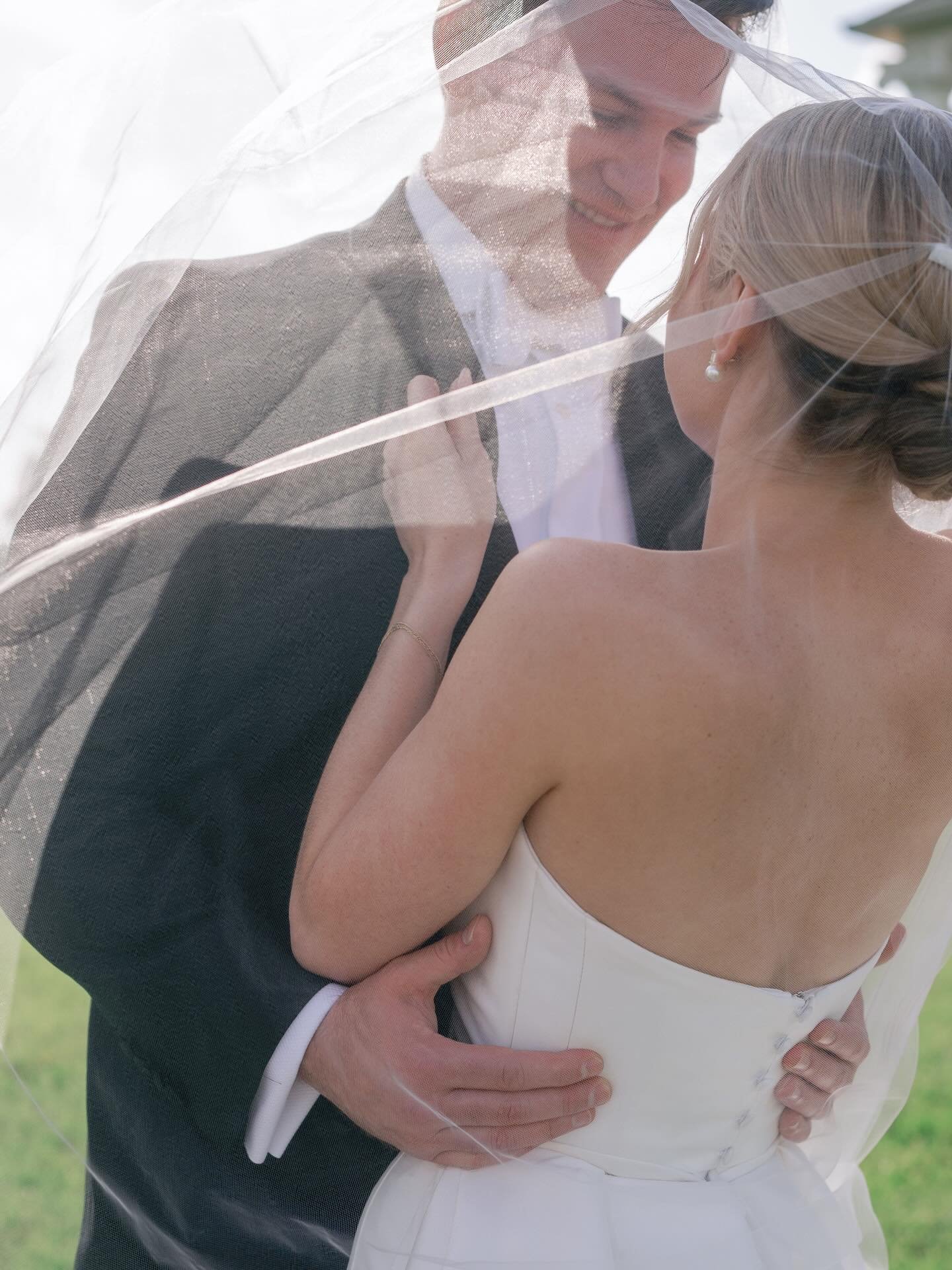 Somehow we blinked and it&rsquo;s almost been a year since this day! Would you believe me if I said it down-poured 20 minutes before their ceremony? 

Photography: @rachaelmattiophotography
Venue: @northfieldestate
Florals: @weddingsbyvogue
Hair: @ha