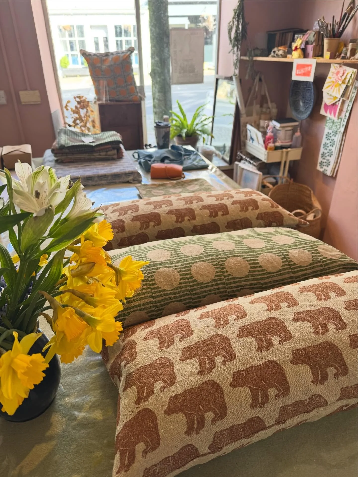 A lovely Saturday morning in the studio finishing some home furnishings ready for the shop 🌞

7 wall hangings and 4 cushions, all handmade and unique, will be in our studio and online shop soon&hellip;