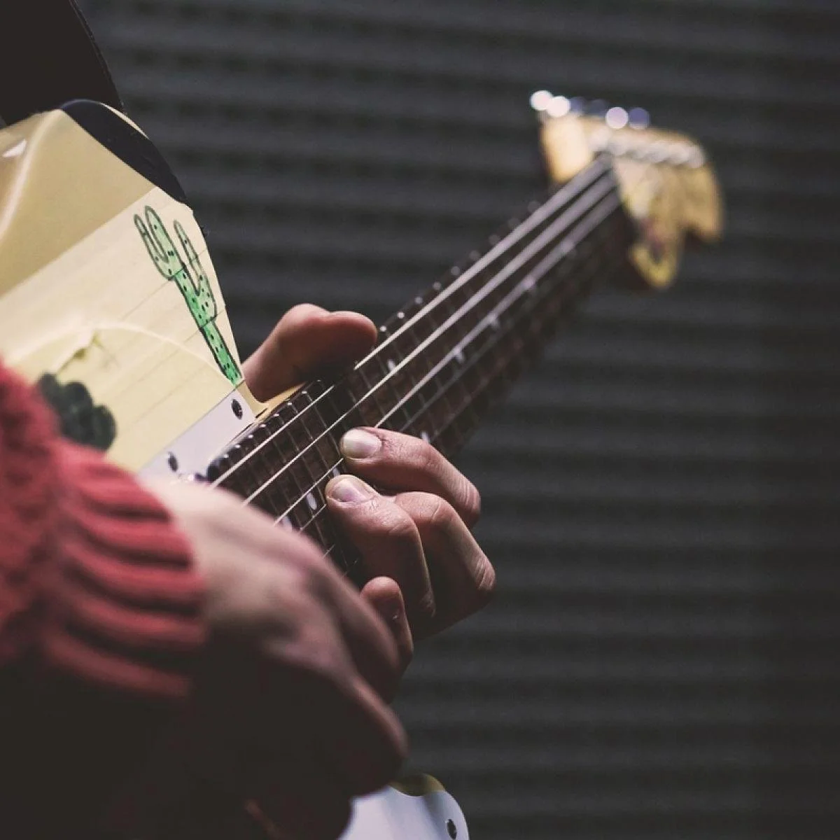 Why You’re Not Improving on Guitar (And How to Fix It)