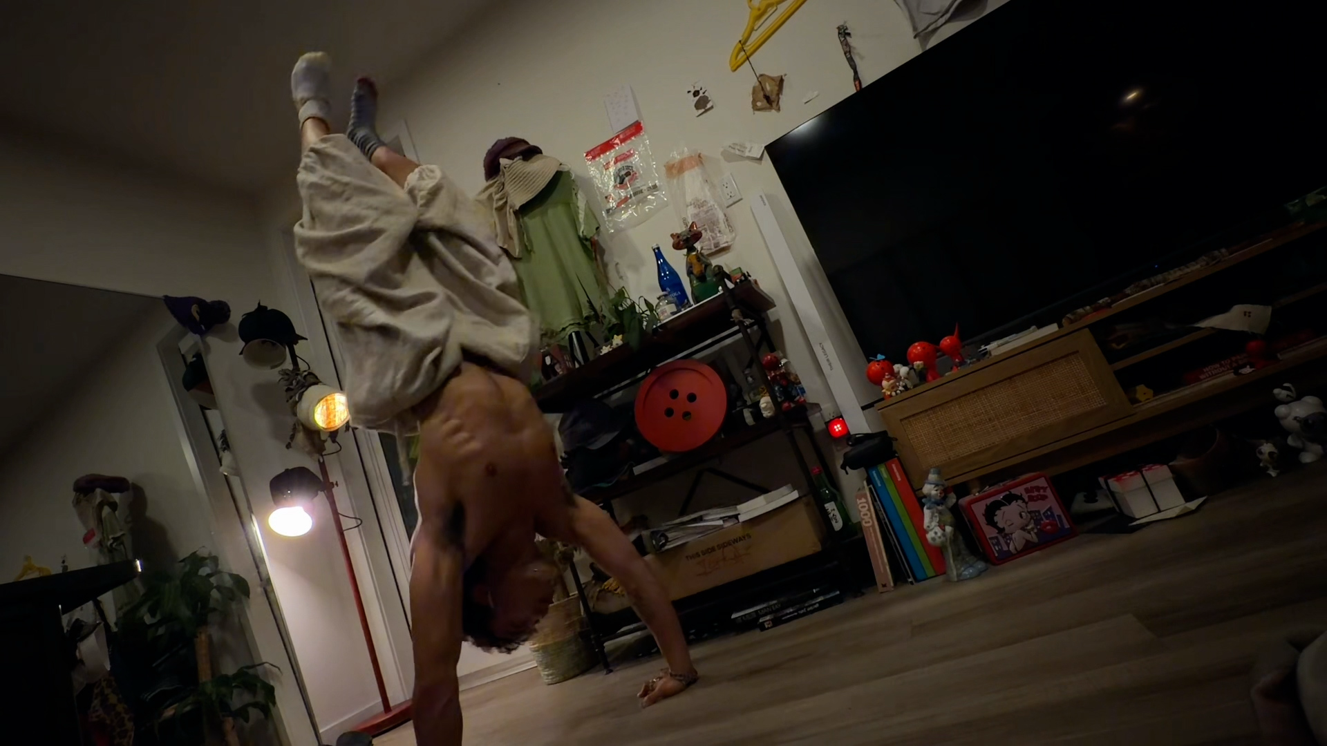 ARMS FLOP WHEN UPSIDE DOWN