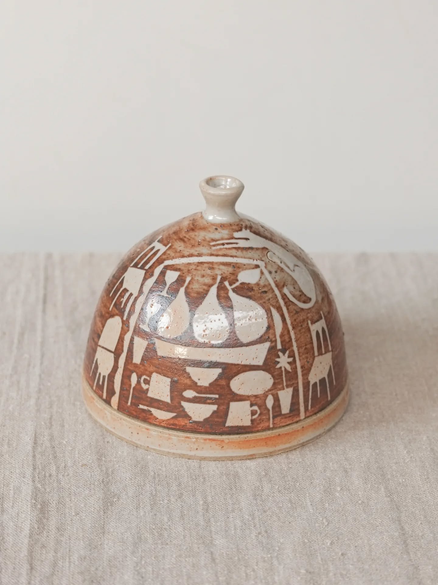 A few of the butter domes that came out of the kiln on Monday. They'll be in the shup opdate happening TOMORROW. 'The Kitchen Table', 'The Sunrise Over the Hills' and 'The Mermaid' butter domes. The Kitchen Table is my favourite, I think I'll do more