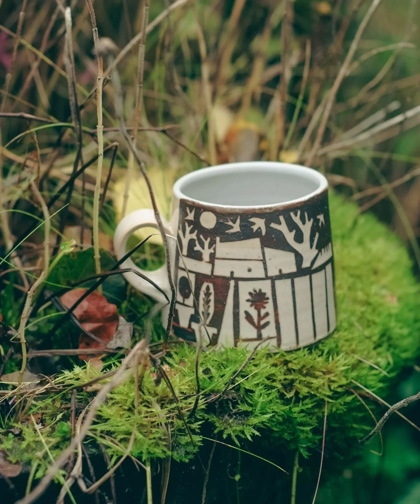 I just loved this mug. The design, the combination of rich brown slip and pale, peachy shino. I'm currently working on decorating a fresh batch of pieces. This time, I'm taking this design a little further and including an apple tree with just a few 