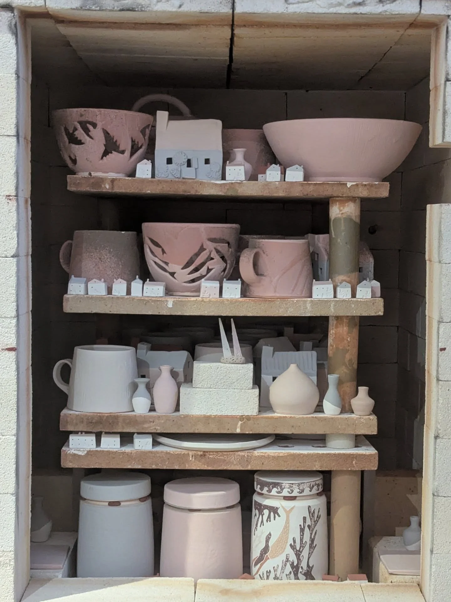 Behind-the-scenes photos from this week. From decorating mugs, making tiny vases and houses to glazing @kigbearepottery, loading the gas kiln and working on my next lino cut print during the firing. 

Shup opdate is hopefully happening on Thursday 29