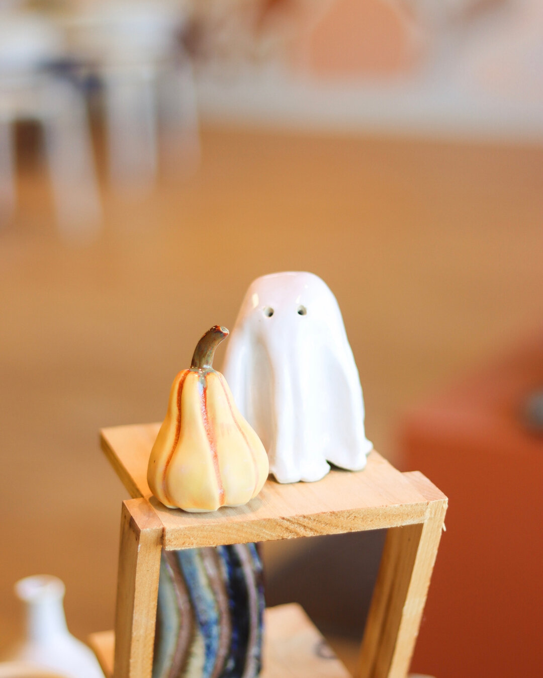 👻 Our Kids + Clay class is coming up just in time for spooky season! 🎃 Sign your ghosts and ghouls up for our kids 6 week class where they will learn to hand build things like this and learn how to use the wheel!