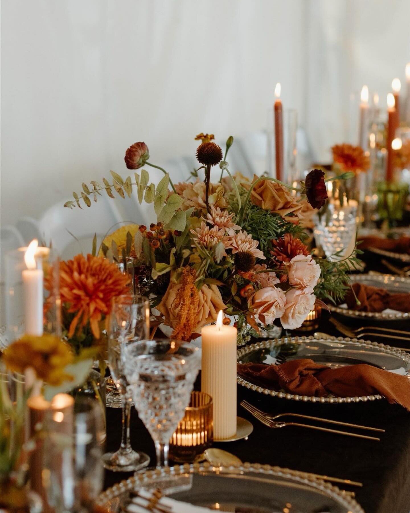 An entire post dedicated to this beautiful tablescape ✨

Details, details, details. From rich textures and color to candle height and variance these are the details that turn an ordinary setting into pure eye candy 😍

Planning and Design: @akhappeni
