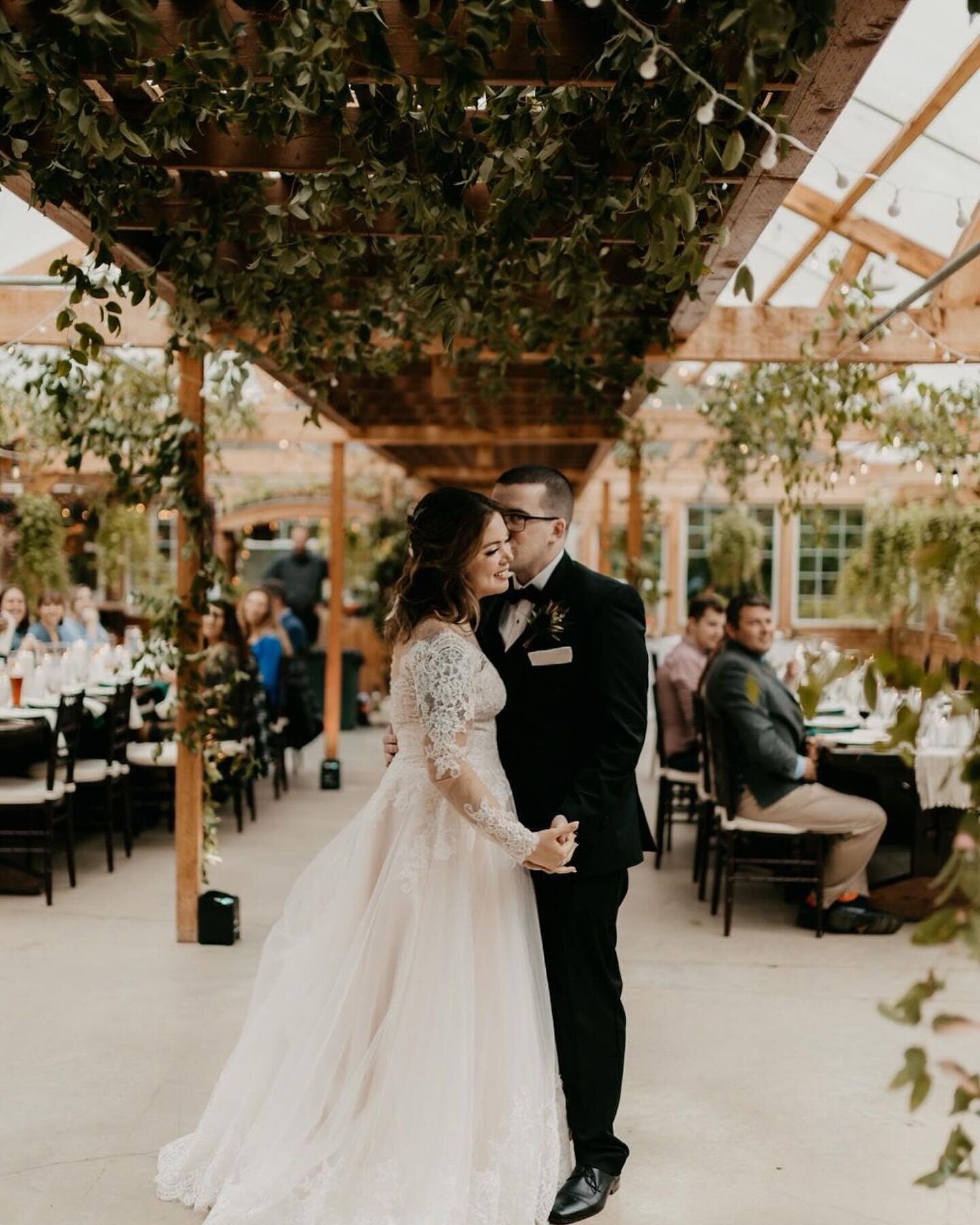 Hidden garden weddings like Mary and Aidan&rsquo;s never disappoint. 🌸🌿

📷: @madelynnmaephotography