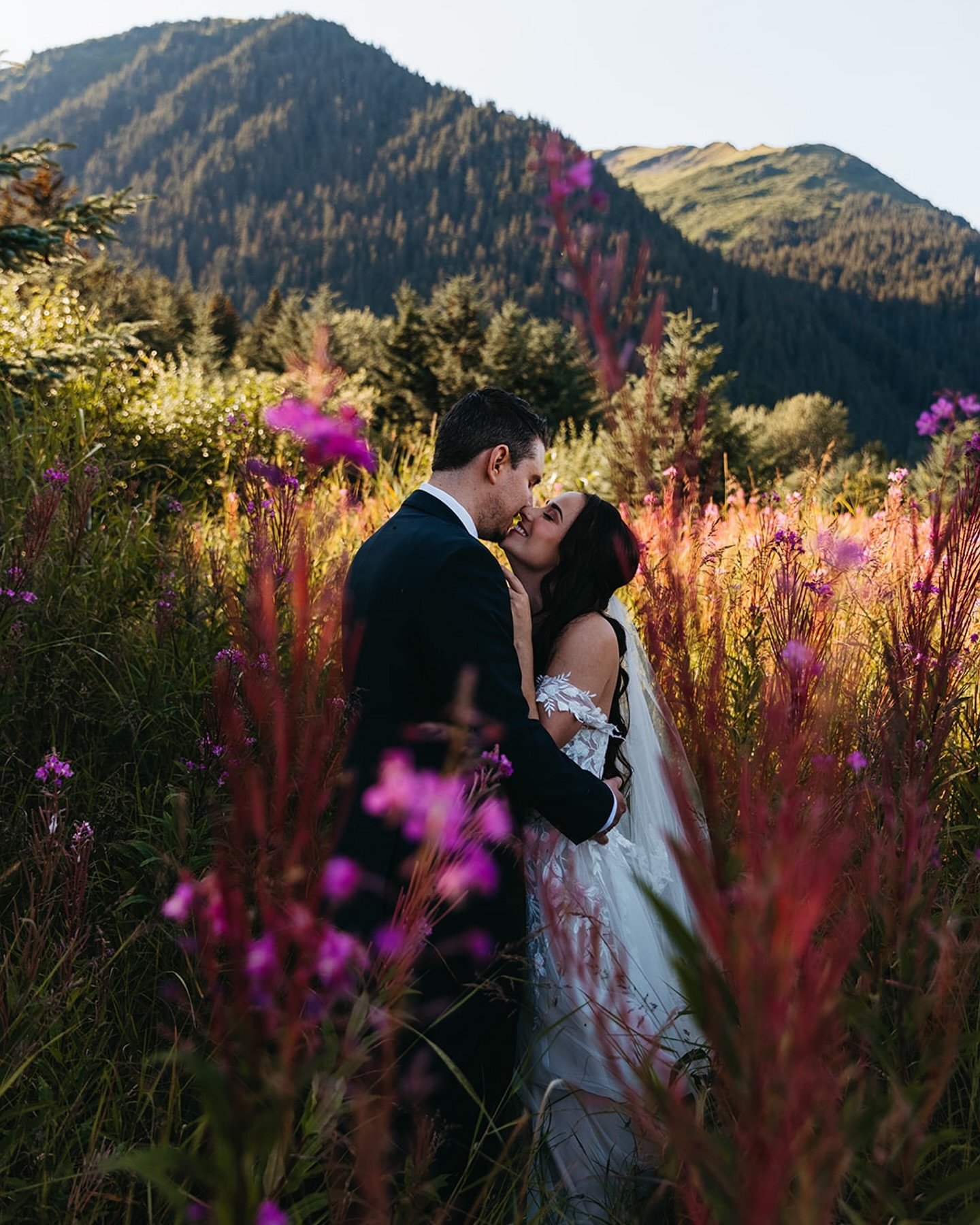 Alaskan wildflowers, golden light, and a love as natural as the mountains. ✨🌿 From seaside vows to an intimate candlelit feast, and dancing under the midnight sky&mdash;Cailen and David&rsquo;s wedding was simply perfect🩷

Photography: @kristianire