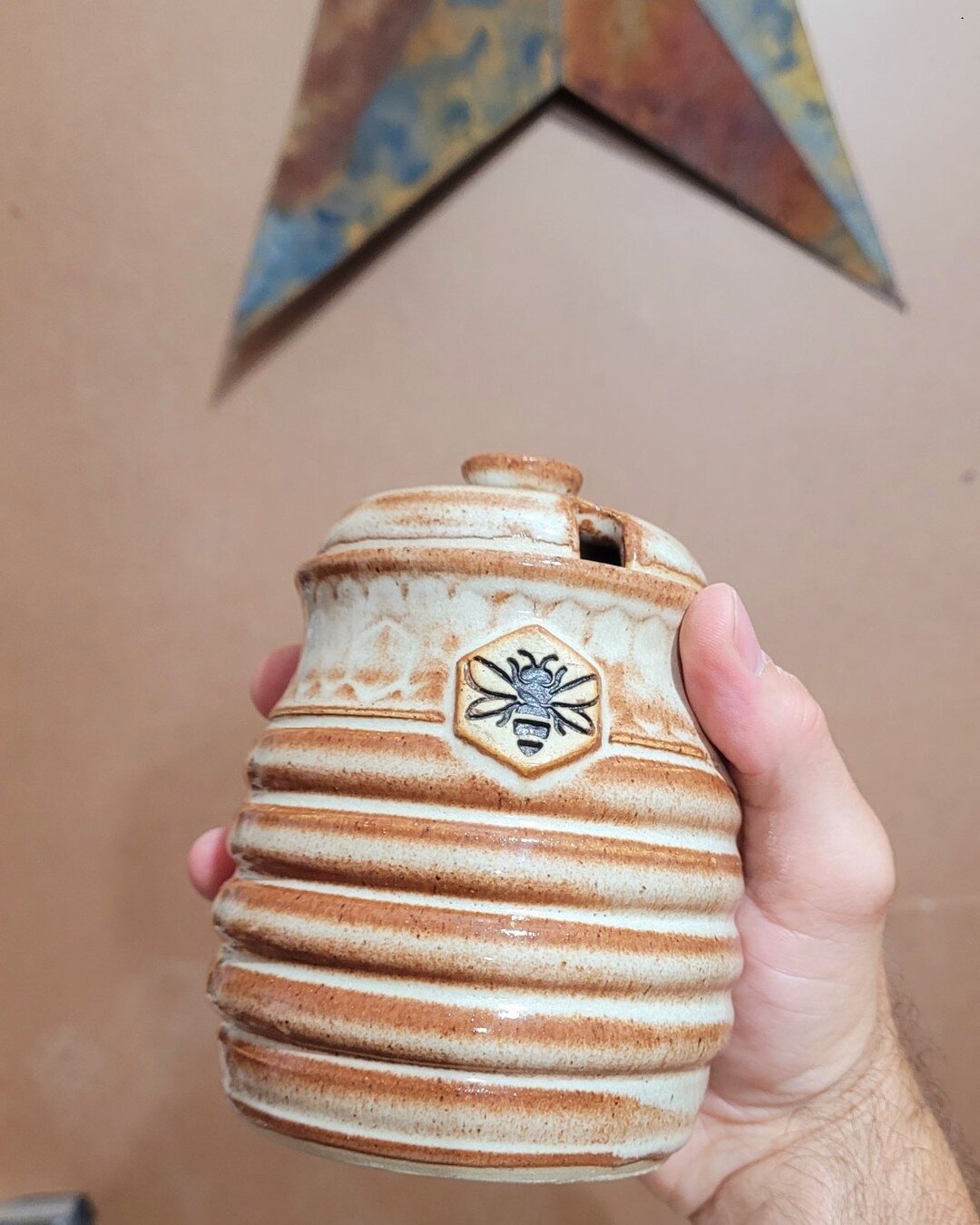 Im super happy with how this commission came out! This honey pot turned out rather nice!

 #wheelthrownpottery #pottery #pinoakpottery #honeypot #honey #bees #notamug
