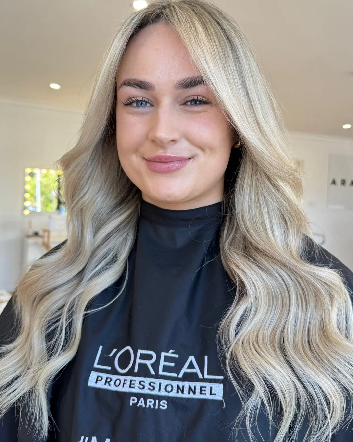 COLOUR &amp; EXTENSION TRANSFORMATION 🤍✨
 This creamy, seamless blend is giving an effortless glow while being paired with 2 packets of tape extensions for added length and fullness. 

Created by Director @rene_arahair 🫶

📞 Ready for your own tran