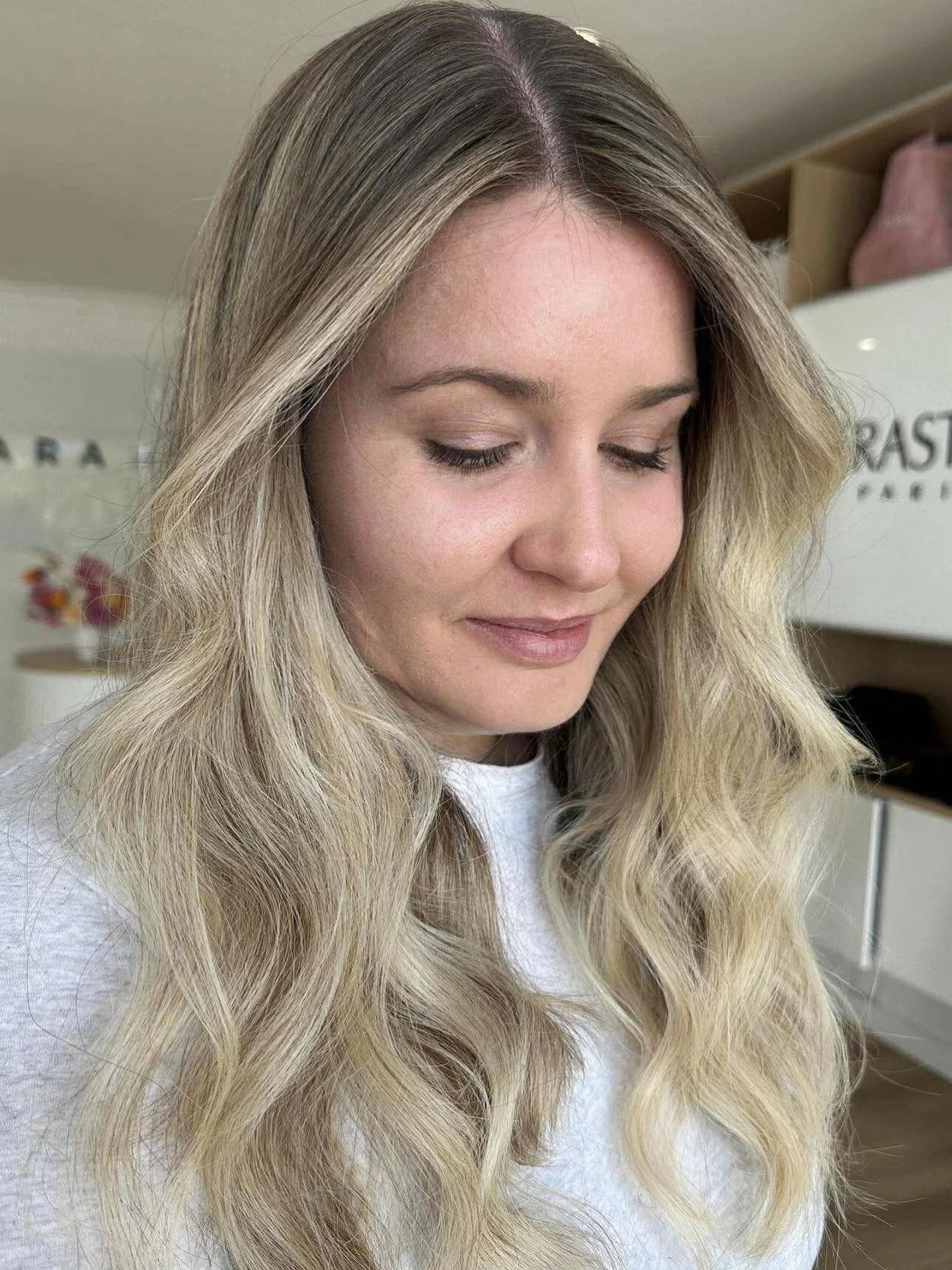 ✨FRESH BLONDE VIBES ✨

We&rsquo;re living for this creamy, lived in blonde! The perfect low maintenance glow up! 

Created by Senior Artist @indiana_arahair 🫶
Thinking about switching up your look? Now&rsquo;s the time! 💬 
📅 Book your next appoint