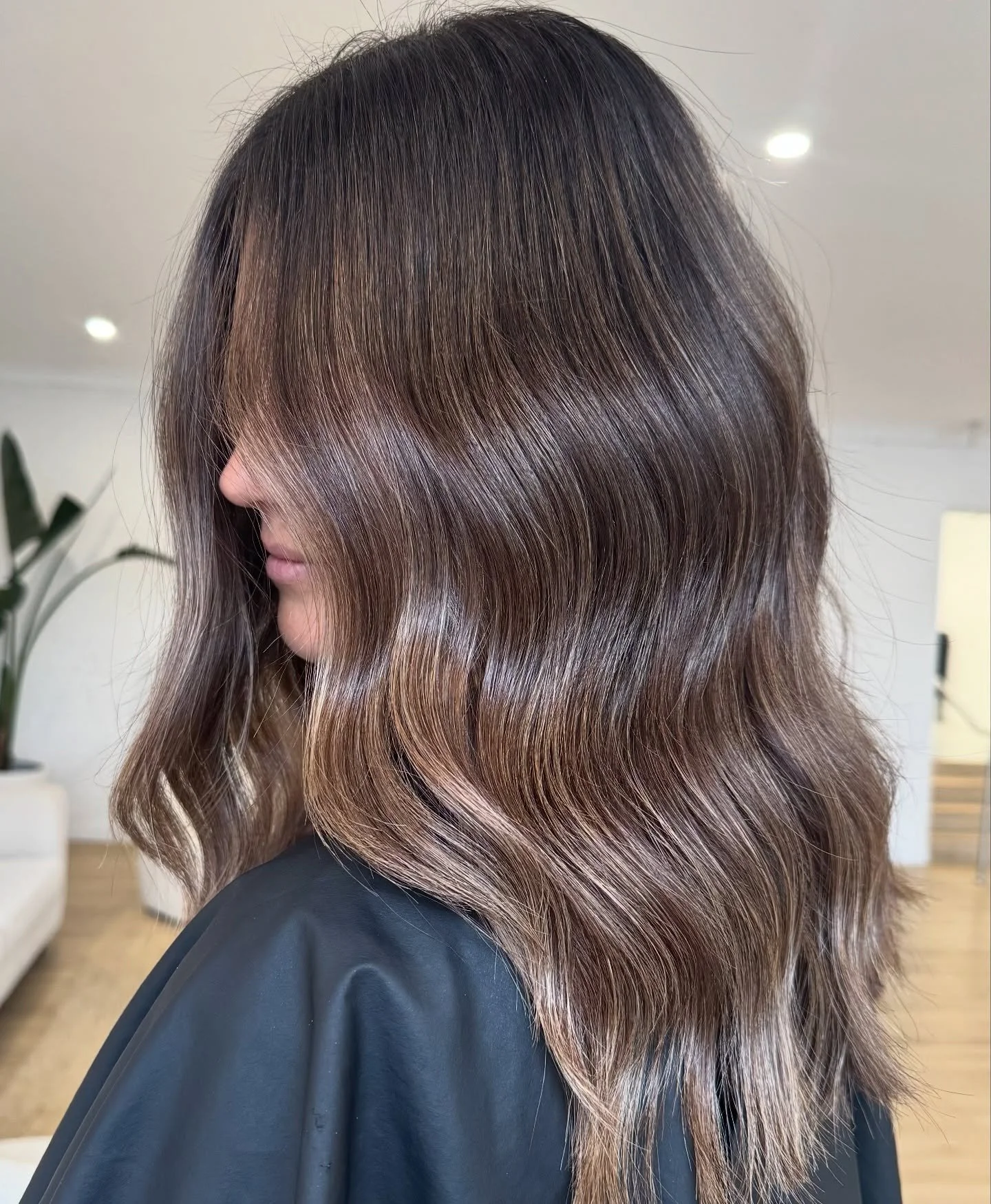 SPARKLY BRUNETTE 🤎✨
Soft dimensional and low maintenance! Perfect for anyone wanting a subtle yet stunning refresh.
Created by Director Ashlee 🫶
Your custom colour awaits 💫
📞 Book now via the link in bio or call the salon to secure your spot.