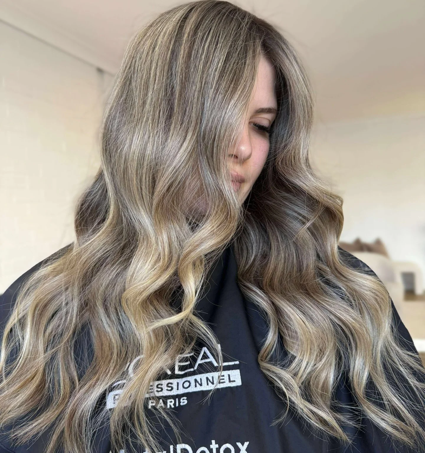 SOFT BLONDE 🤍
This shade blends beautifully for a soft, subtle grow out that keeps you feeling fresh between appointments 🌸
Created by Emerging Artist @emily_arahair 🫶
✨ Now booking December & January! Message us to secure your spot!
#Soft