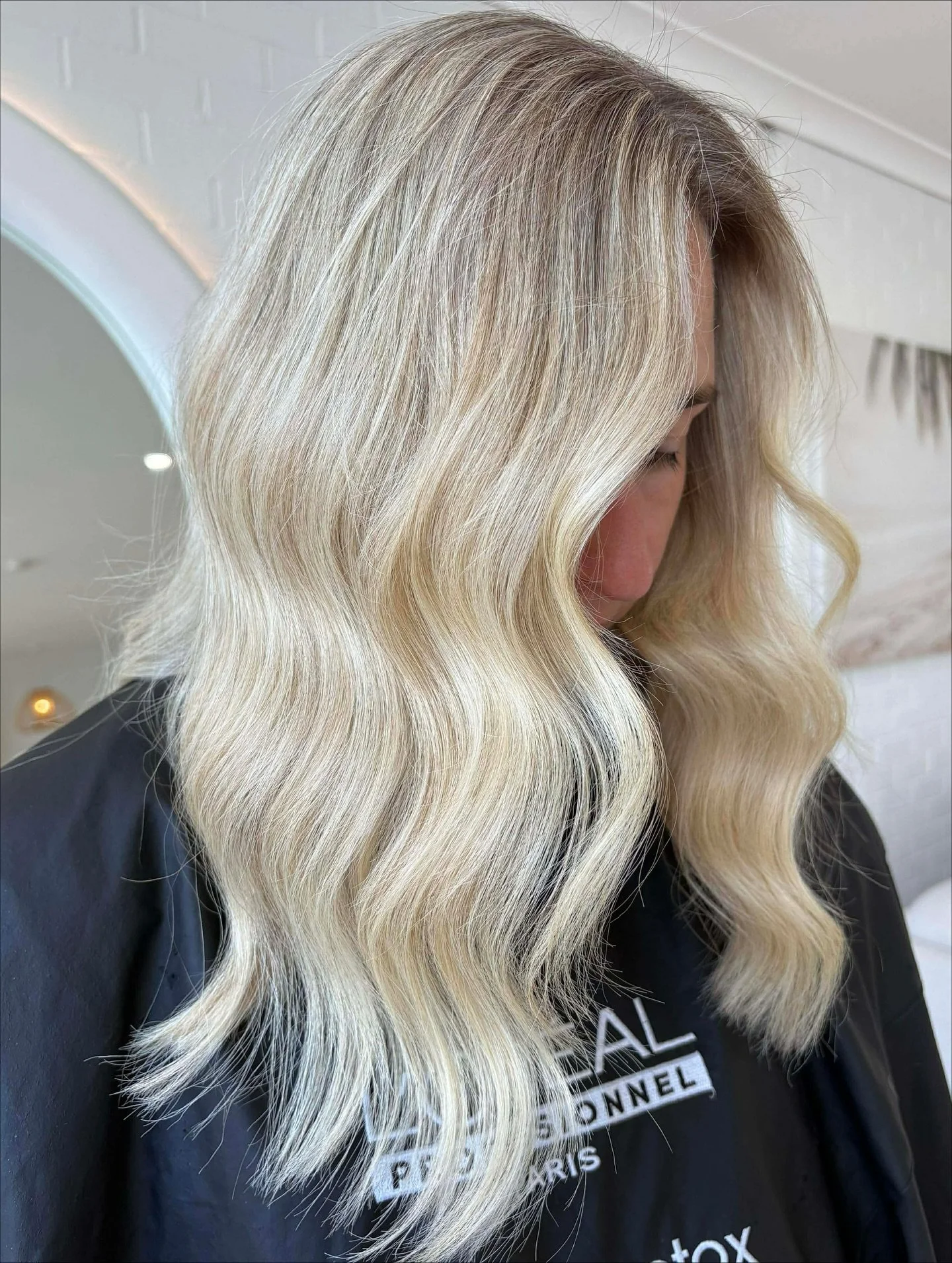 ✨FRESH BLONDE VIBES ✨

We&rsquo;re living for this creamy blonde! The perfect low maintenance glow up 🌟💇&zwj;♀️

Created by Senior Stylist @cheyenne_arahair 🫶

Thinking about switching up your look? Now&rsquo;s the time! 💬 
📅 Book your next appo