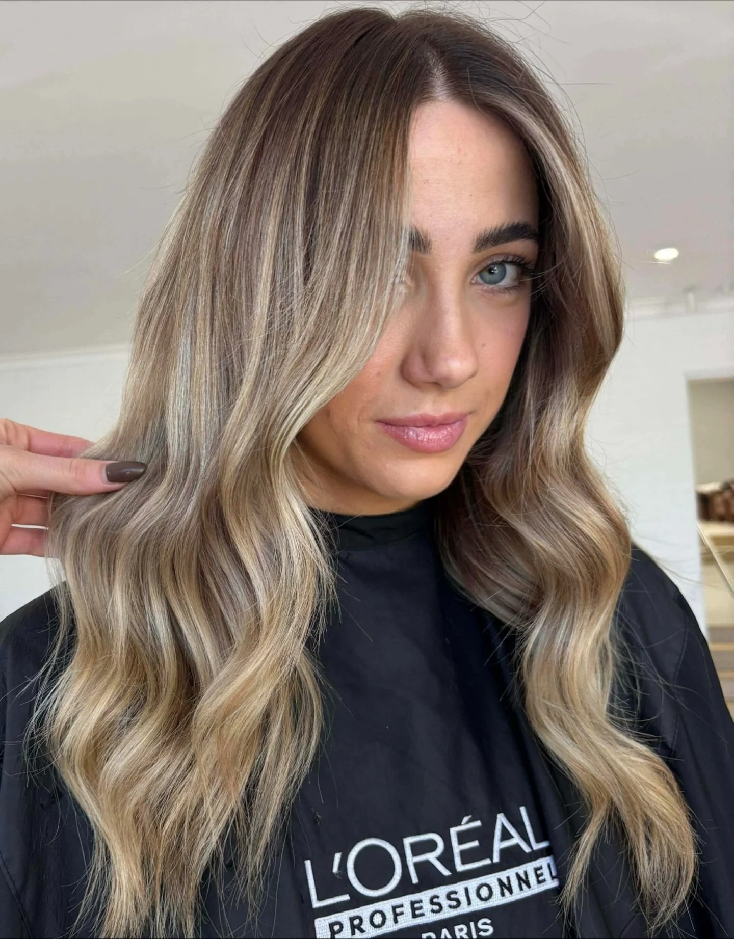 ✨BRONDE DREAMS MADE REAL✨ 
 This soft, dimensional transformation is the perfect balance of brightness and depth!

Created by Senior Artist @ebonyhair_ara 🫶

Whether you&rsquo;re looking to soften your blonde or brighten your brunette, our custom co