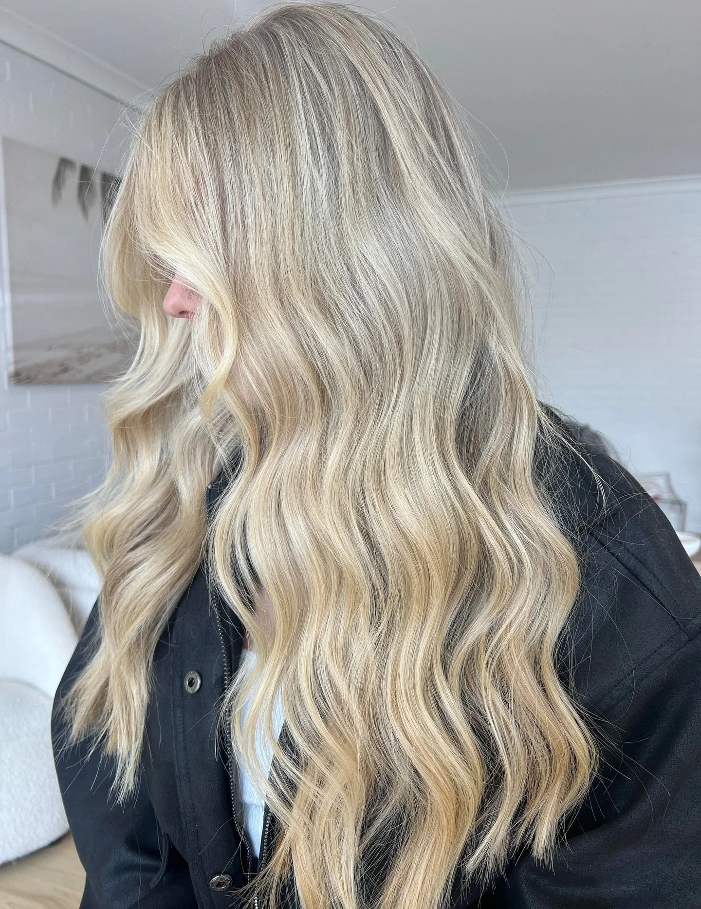CREAMY BLONDE ✨

Who doesn&rsquo;t love the feeling of fresh hair!? The countdown to Christmas is on so make sure to book in your colour or styling appointments now as there is limited availability 🎄

Created by Senior Artist @jasmine_arahair 

📅 R