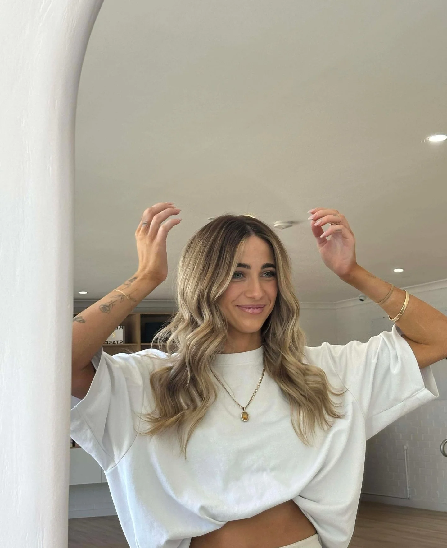 ✨BRONDE DREAMS MADE REAL✨ 
 This soft, dimensional transformation is the perfect balance of brightness and depth!

Created by @ebonyhair_ara 🫶

Whether you&rsquo;re looking to soften your blonde or brighten your brunette, our custom colour work has 