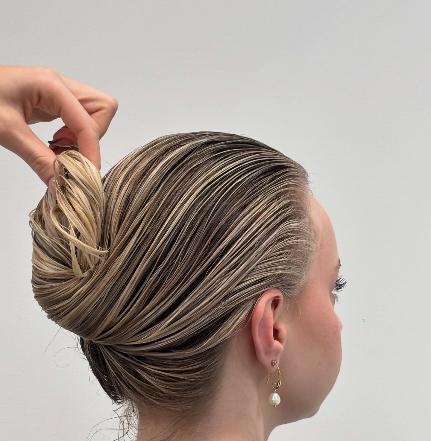 The kind of blonde that looks expensive ✨🤍
-
-

📞 Book now via the link in bio or call the salon to secure your spot

T&amp;C Apply. 

Book online Link in Bio | Over the Phone 95449039 | Email arahair@outlook.com
-

@ara.hair 
@you.foil 
@lorealpro