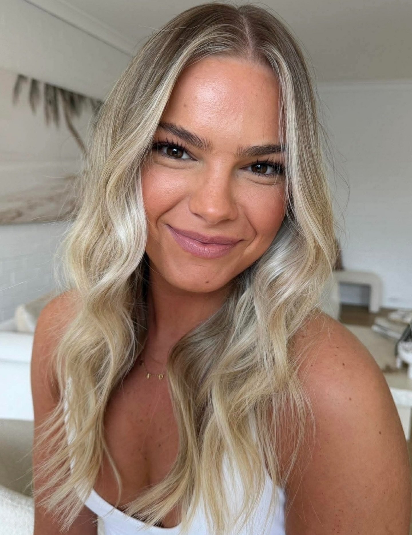 SOFT LUXE ☁️✨
 
Soft, seamless, and effortlessly! 

This custom colour is designed to enhance your natural beauty 🫶

Created with L&rsquo;Or&eacute;al Professionnel &amp; K&eacute;rastase for that signature luxe shine!

Book Online Link in Bio
Over 