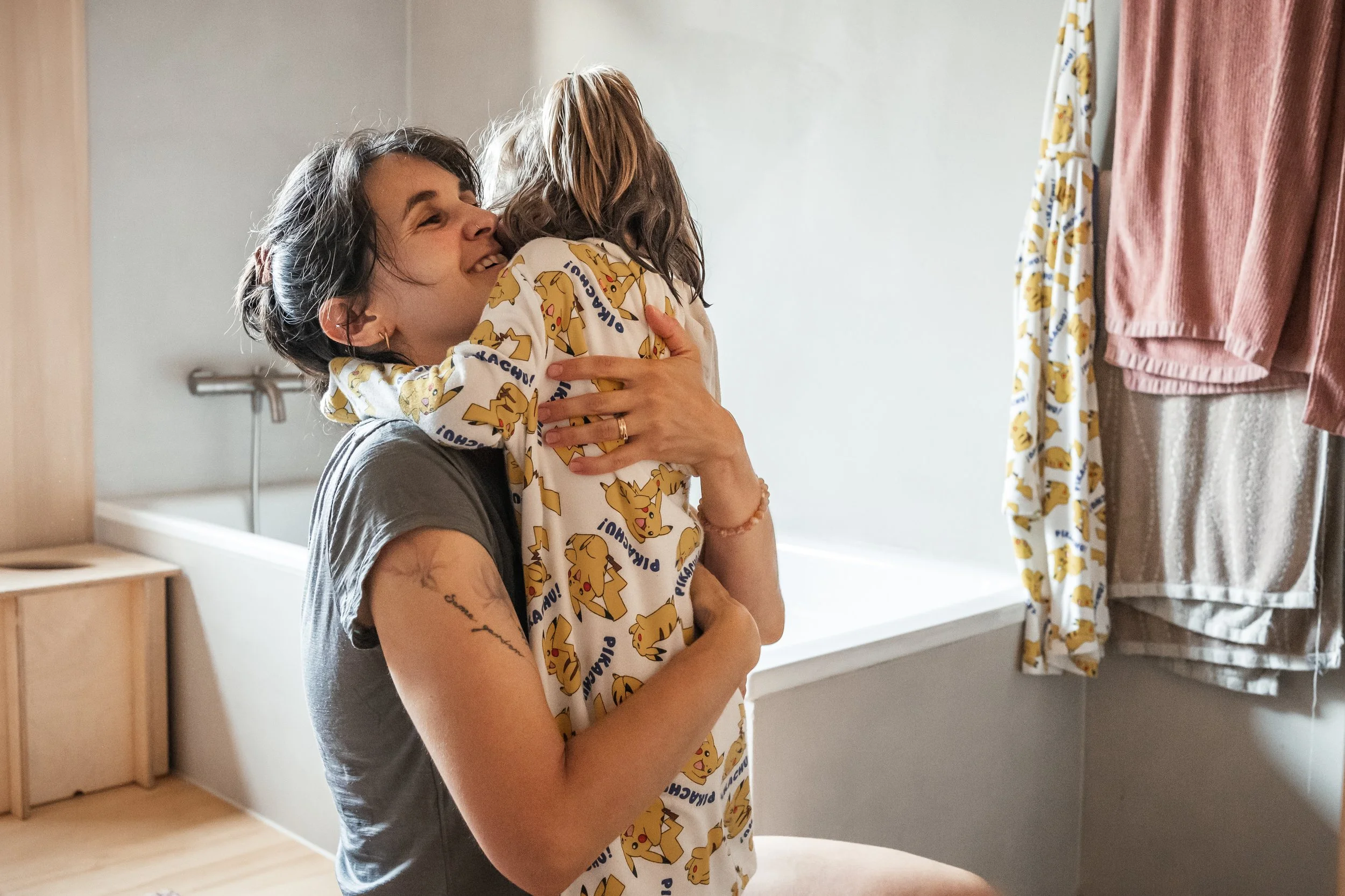 Céline umarmt ihre Tochter I Céline Doula-grafie