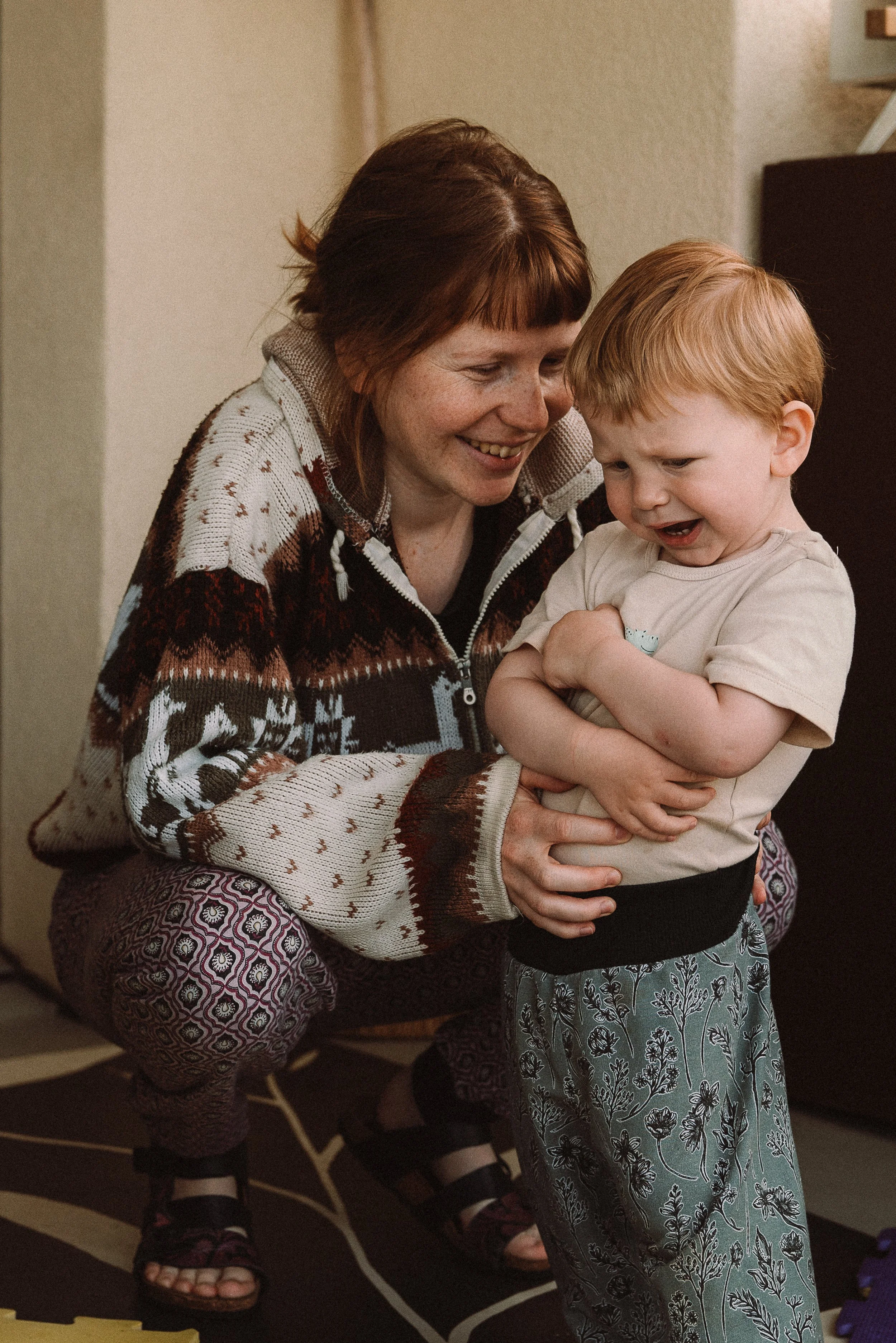 Mama tröstet weinenden Jungen I Familienfotografie Luzern
