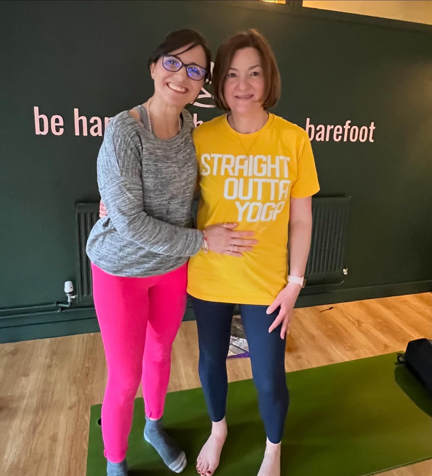 What a lovely way to spend an afternoon, talking to the wonderful yoga teachers coming towards the end of their training at @barefootbirmingham 💚

And even better, getting to spend time with the wonderful Tania @tania.the.mentor 💚

Thank you @fayef
