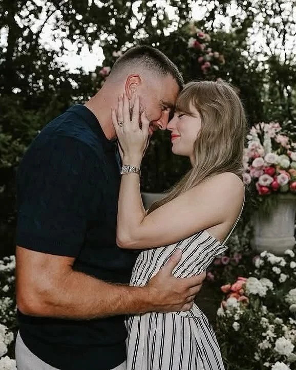 TAY TAY IS GETTING MARRIED!!!! 😍💍

What a scene and what a proposal. Well done Travis ❤️

#taylorswiftengagement #engaged #proposalgoals