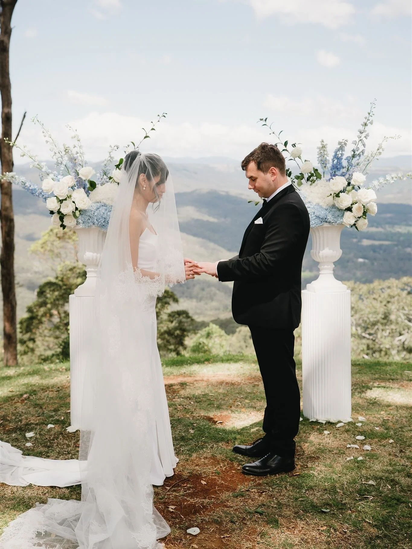 This stunning wedding was at @vhcountryestate for Igor & Launa with their closest family and friends 🥰
Styling, hire & florals by @popupeventco
Photos by @samwyperphotography 
Violinist @lauren_bradnam_violinist 
#hinterlandwedding #tambor