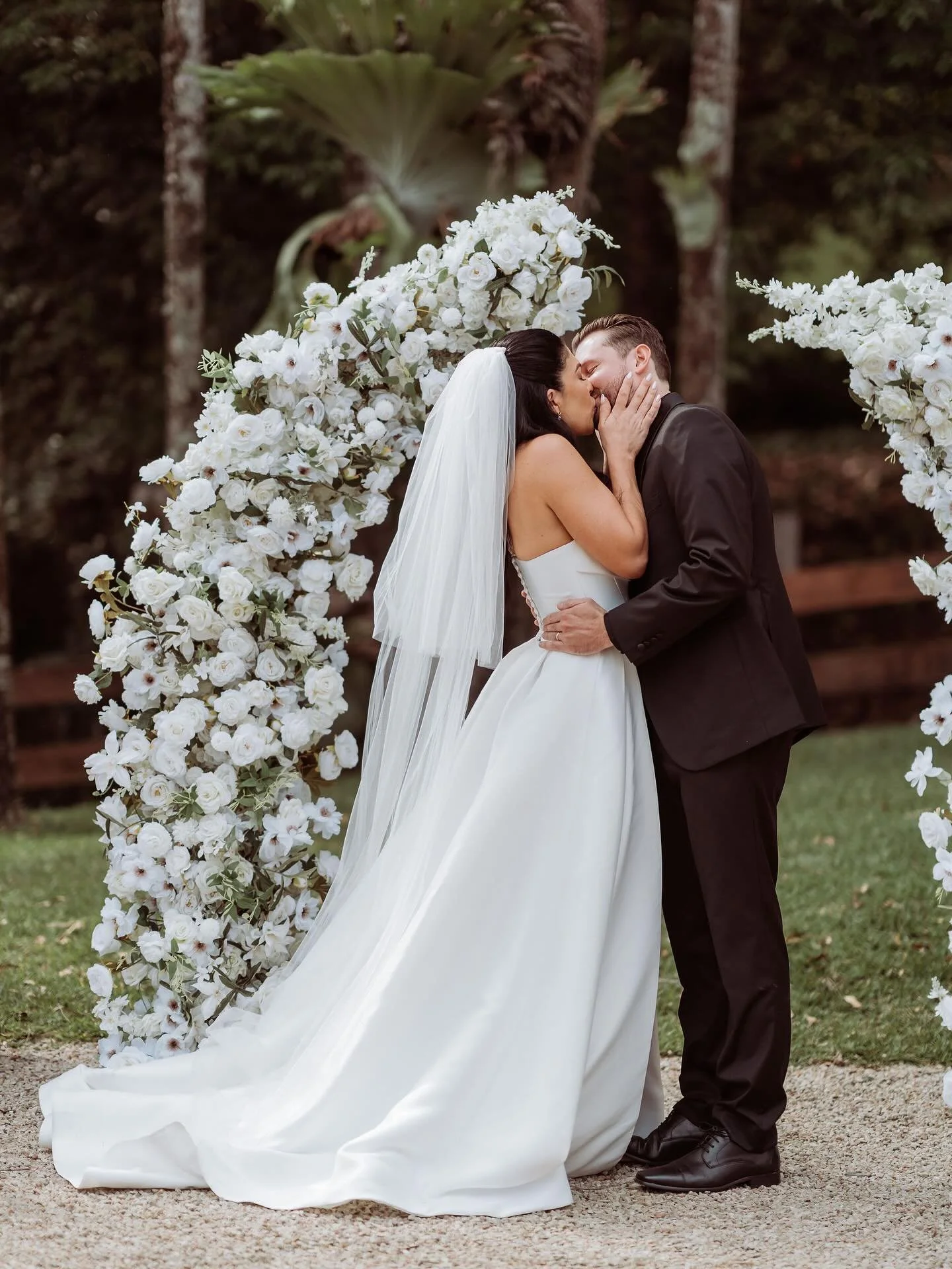 Alyssa + Nick&rsquo;s ceremony at @kwila.lodge was straight out of a modern garden fairytale 🌿✨

Our hire floral range was the perfect backdrop for their I do&rsquo;s! 

Enquire now to style your day with our hire floral collections. 

Images by @to