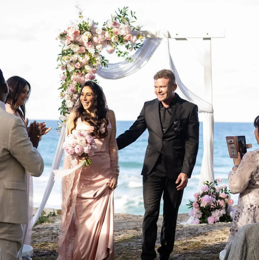 Proof that you don&rsquo;t need 100 guests to have a wedding that&rsquo;s high on meaning and full of style. Just the right people, the right setting, and a team that gets the vibe&hellip;. 

A Bride in pink and that peony bouquet &hellip;.we are dyi